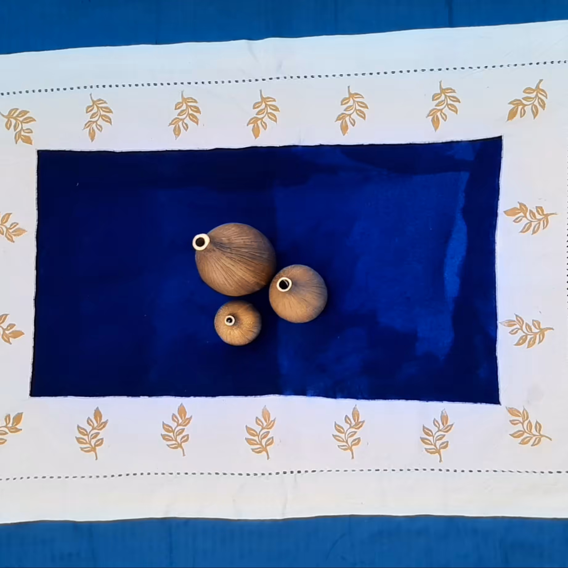 رومیزی ریشه دار با مخمل دوخته شده وسط کار حاشیه رومیزی ریشه دستی و ژور دوزی