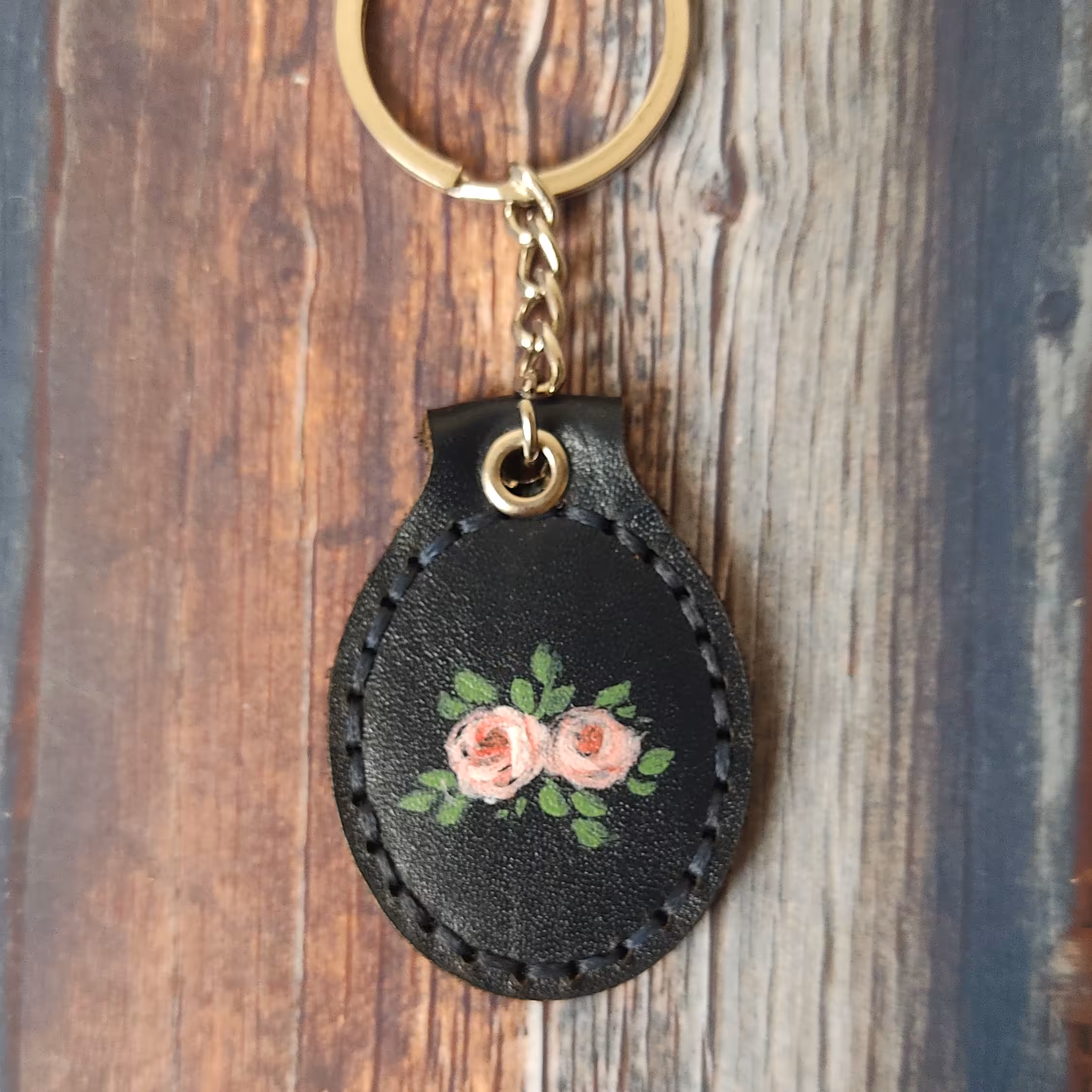 جاسوییچی چرم طبیعی دست دوز نقاشی شده زنجیر آویز دار