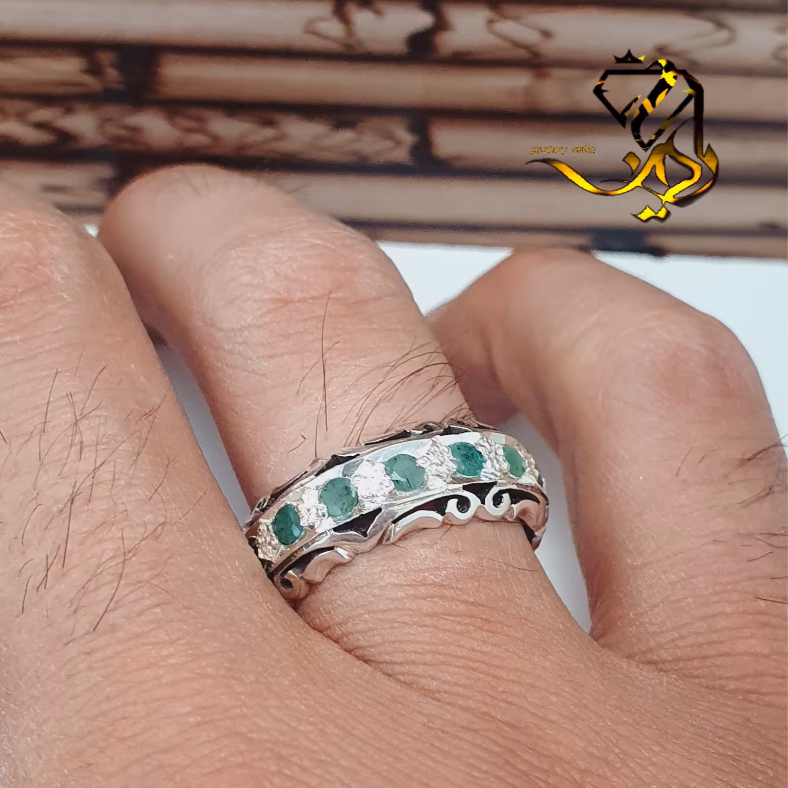 حلقه نقره اسپرت طرح شبکه زنی آینه زنه کاری  تمام دست ساز با نگین های زمرد زامبیا اصلی و معدنی وزن حدود 9گرم