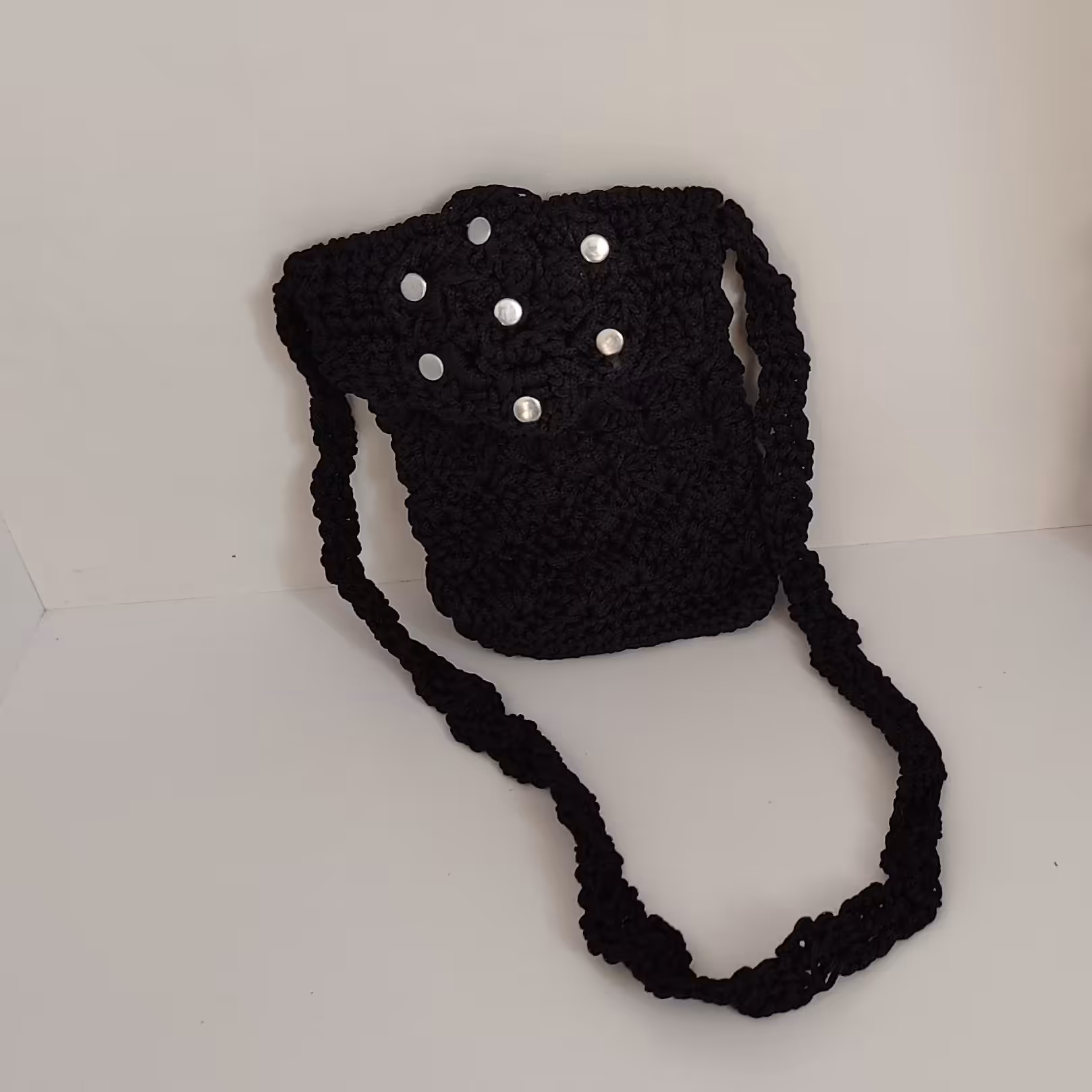 کیف بافتنی با نخ مکرومه کوچک مناسب برای گوشی موبایل.