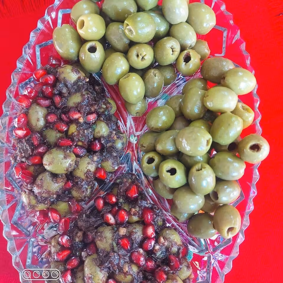 زیتون پرورده با سبزیجات معطر - رب انار ملس - مغز گردو - بادام