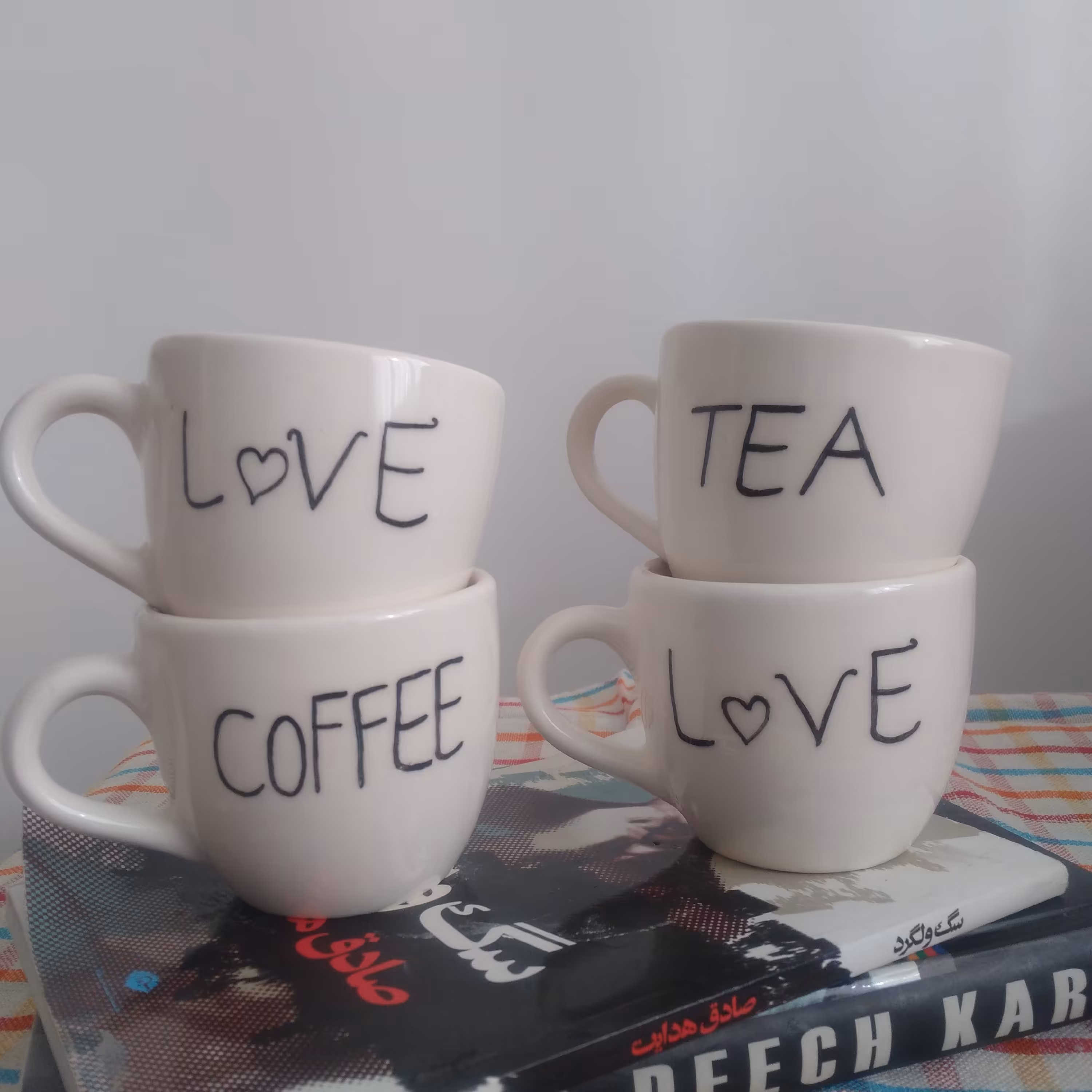 ماگ‌  فنجان   تکست  دار  بسیار خوش  دست وزیبا   با استحکام  بالا و طرح زیر لعابی  ثابت