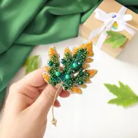 سنجاق سینه برگ جواهر دوزی سبز
