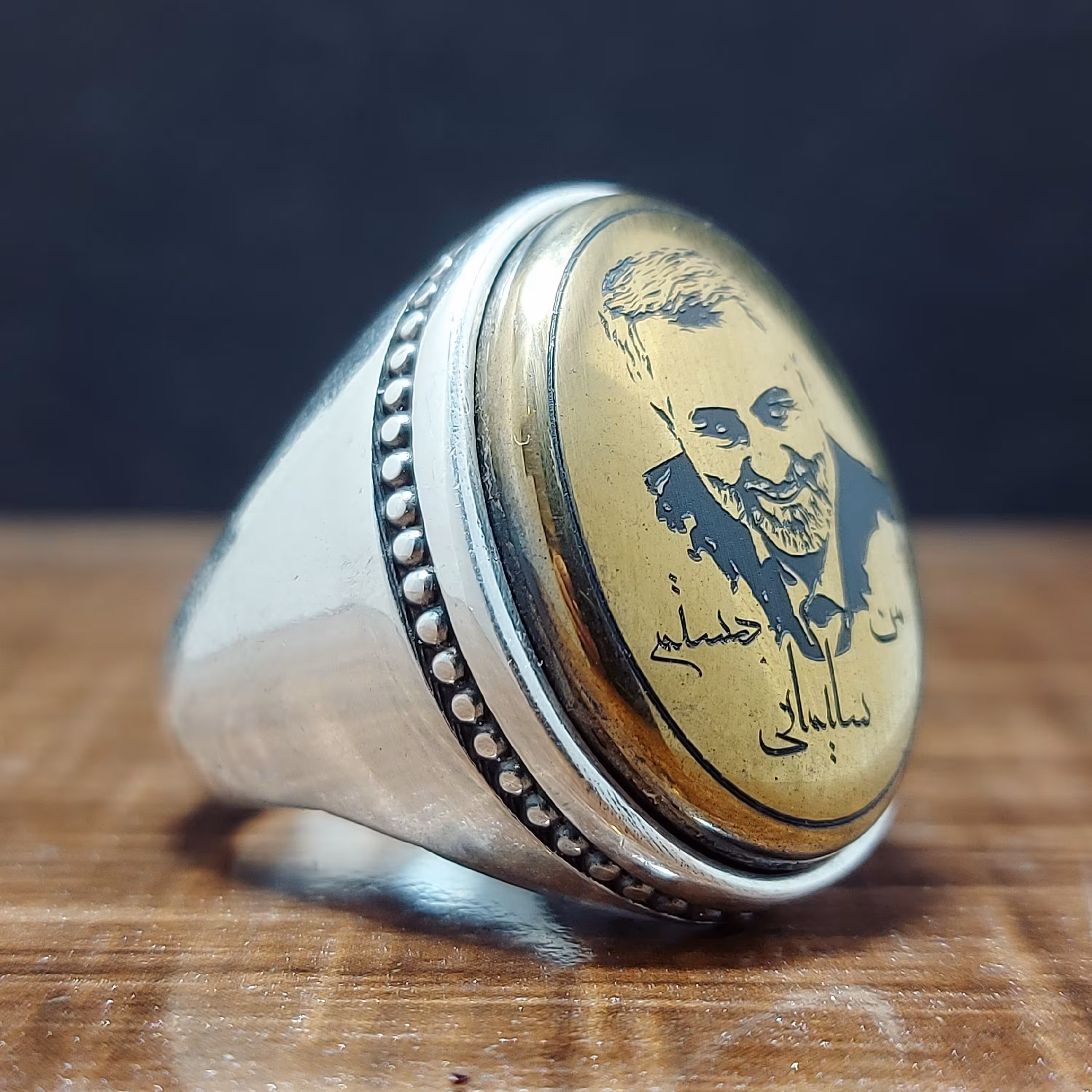 انگشتر نقره زیبای مردانه عیار 925 مدل  فیلی با نگین حدید  اصلی و معدنی شمایل حاج قاسم 