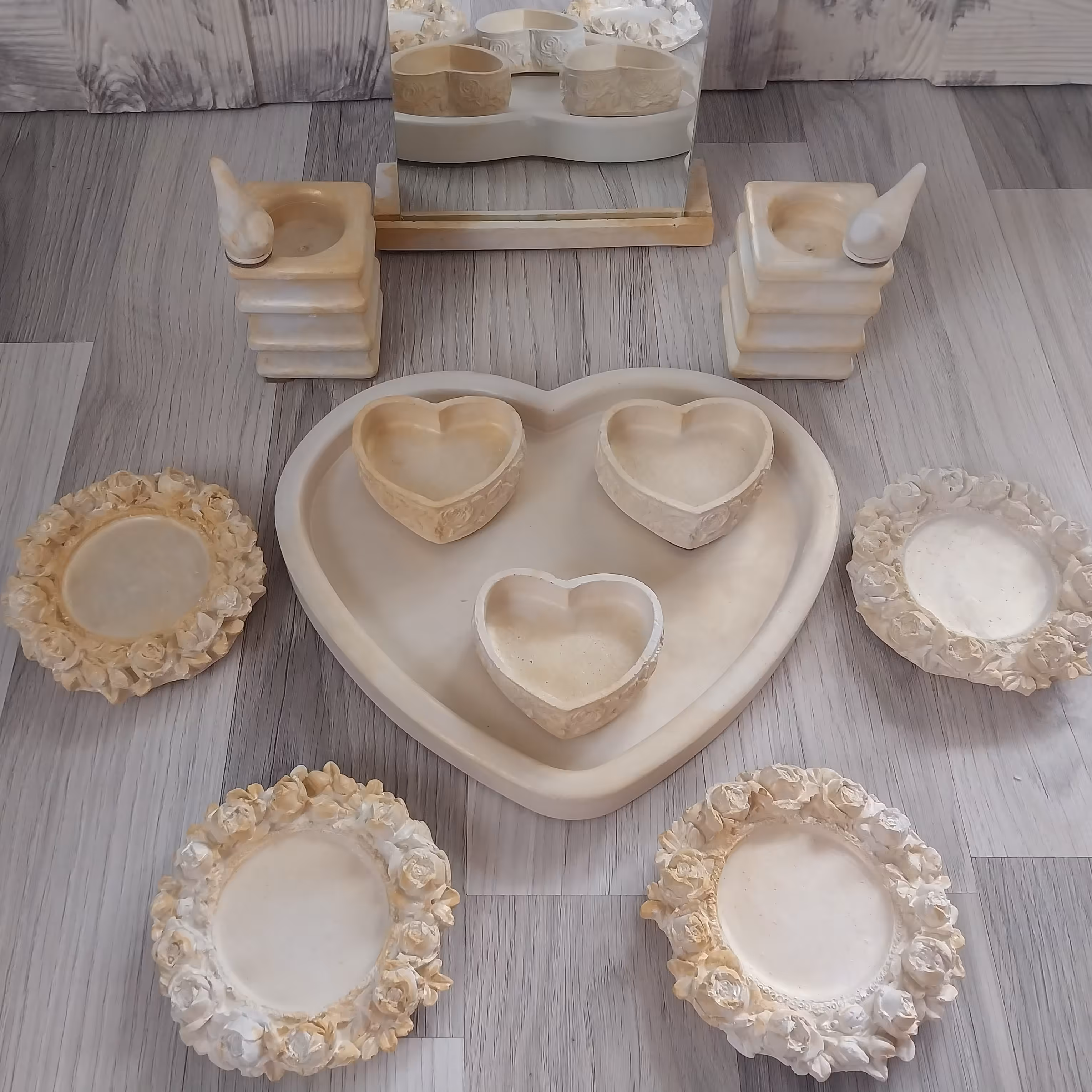 ست سنگ مصنوعی هفت سین زرد سفید شامل سینی قلب و کاسه قلب و کاسه زر و آینه شمعدان