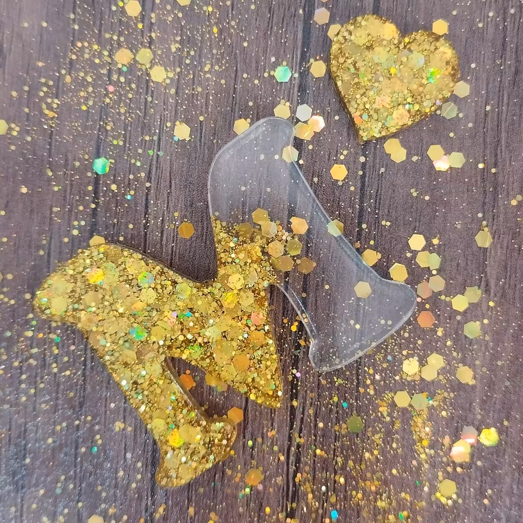 جاکلیدی حروف رزینی  لاتین حرف M طلایی همراه با چشم زخم