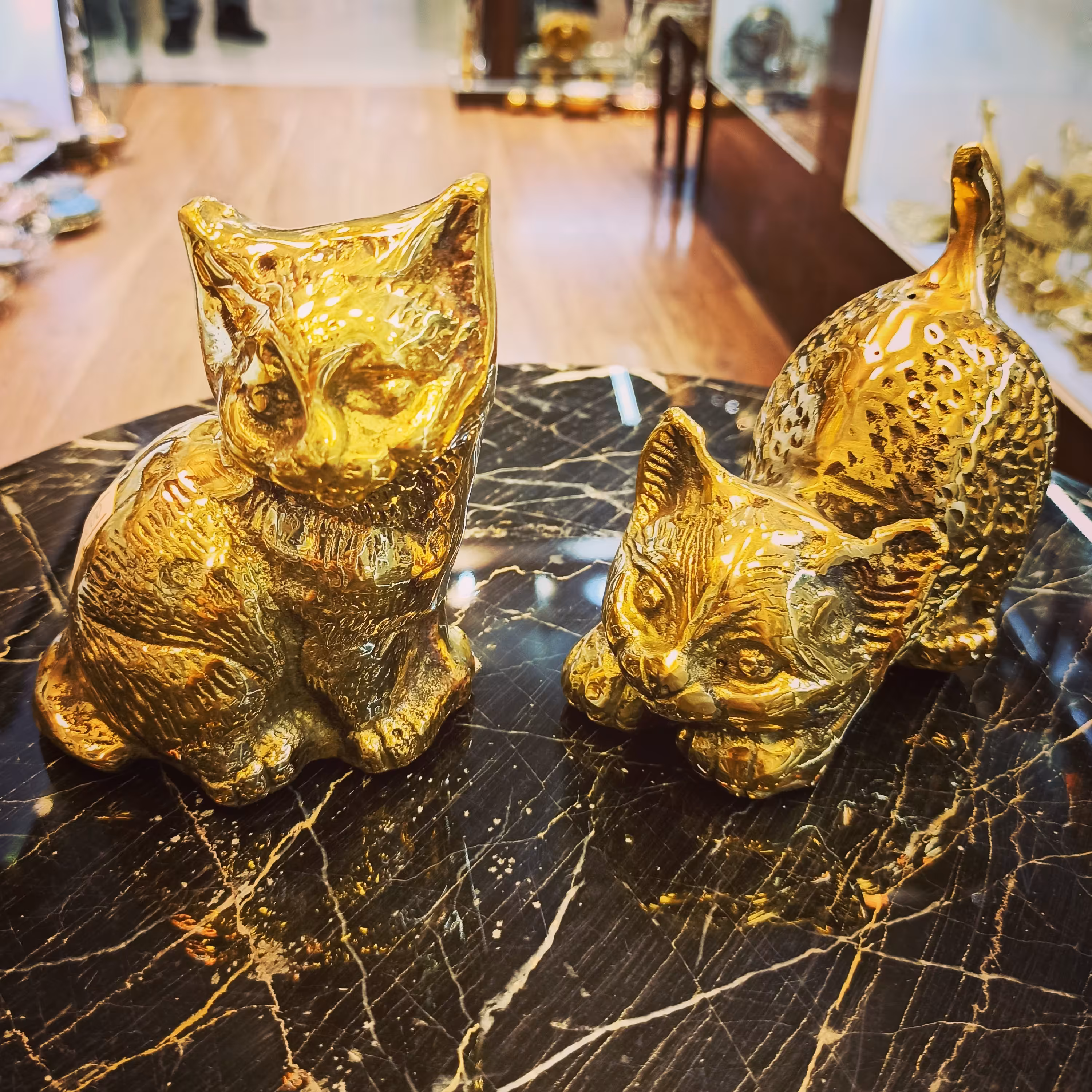 مجسمه برنزی گربه جفتی (کتی) 
ساخته شده از مرغوب ترین برنز خالص، رنگ ثابت، مناسب  برای دیزاین میز tv  و انواع باکس