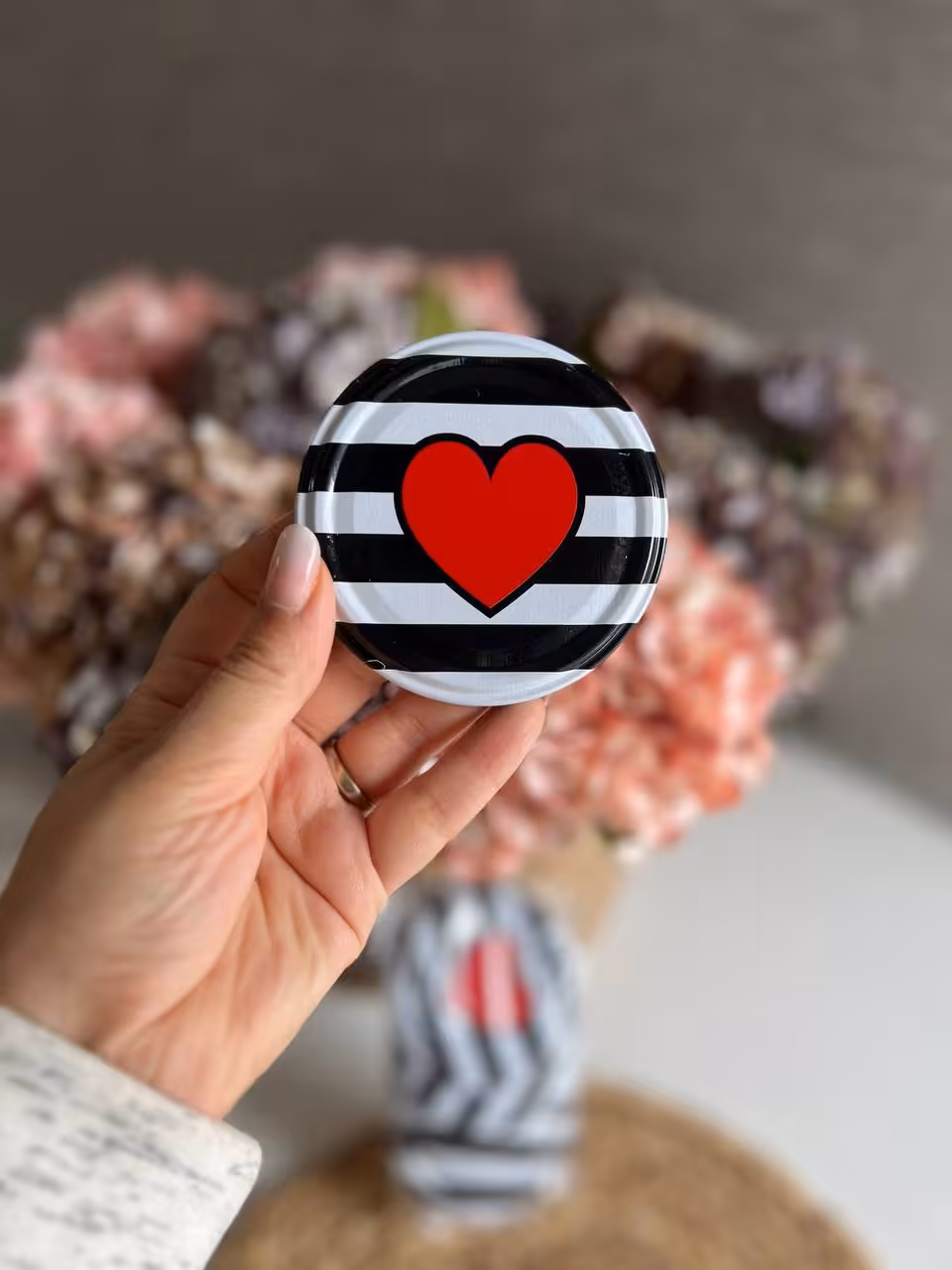 درب بانکه فلزی طرح تک قلب بزرگ زمینه راه راه کد 29