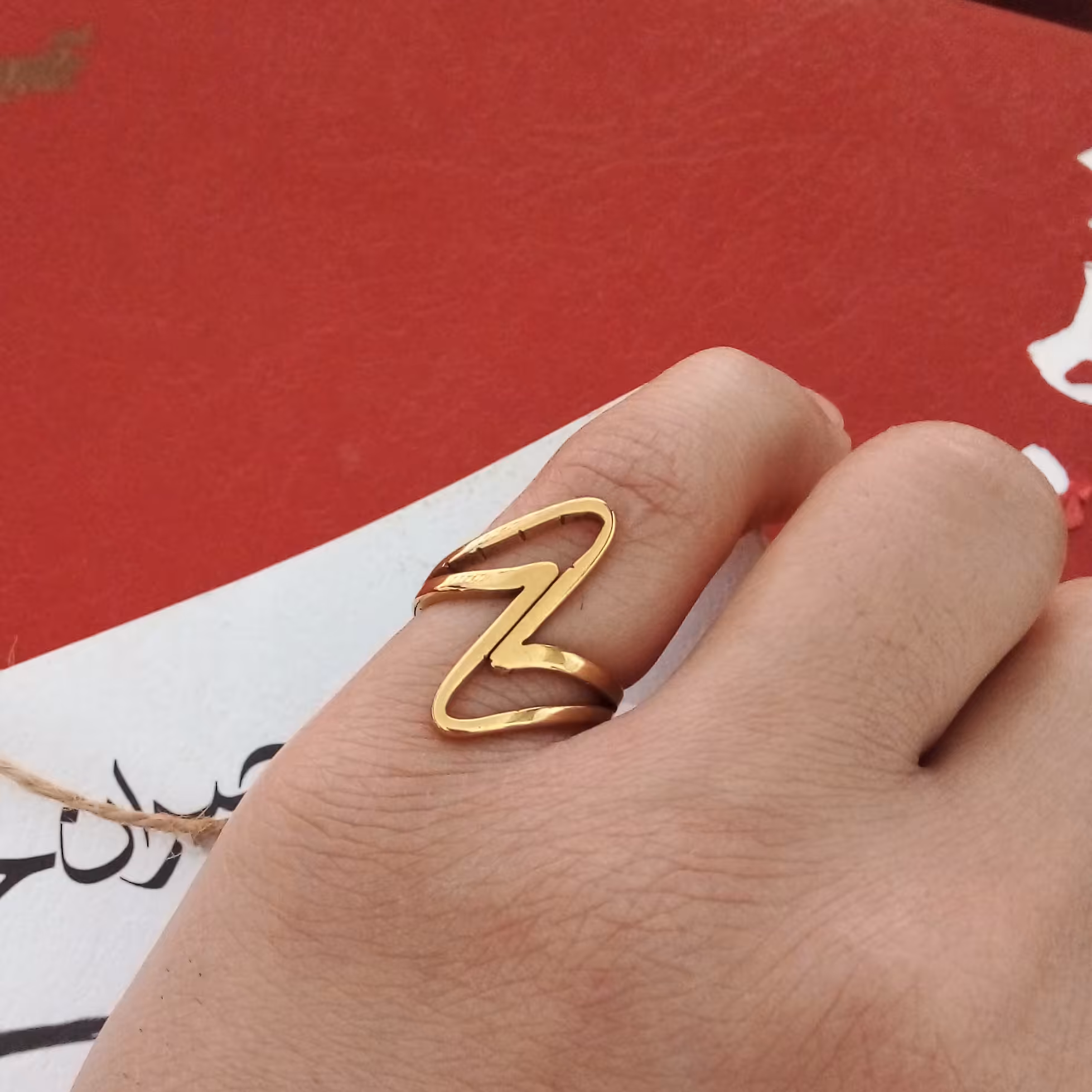 انگشتر استیل کاملا مشابه طلا و سایز 6 موجود میباشد و رنگ ثابت و ضدحساسیت