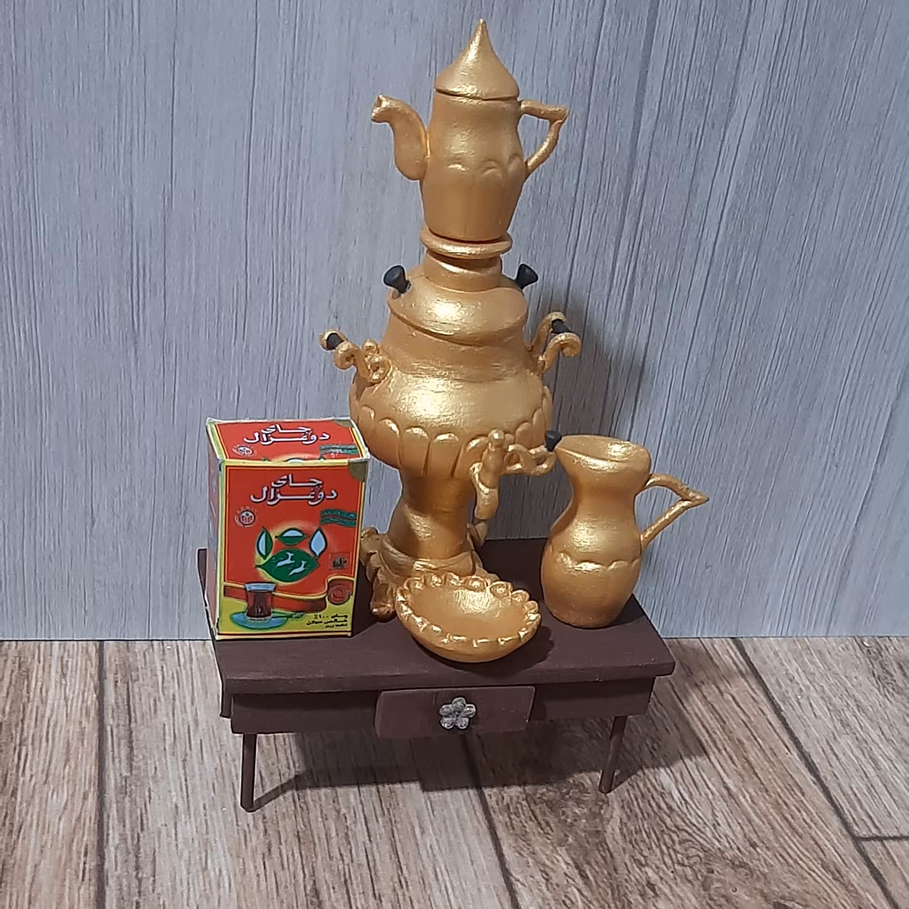 سماور مینیاتوری به همراه میز