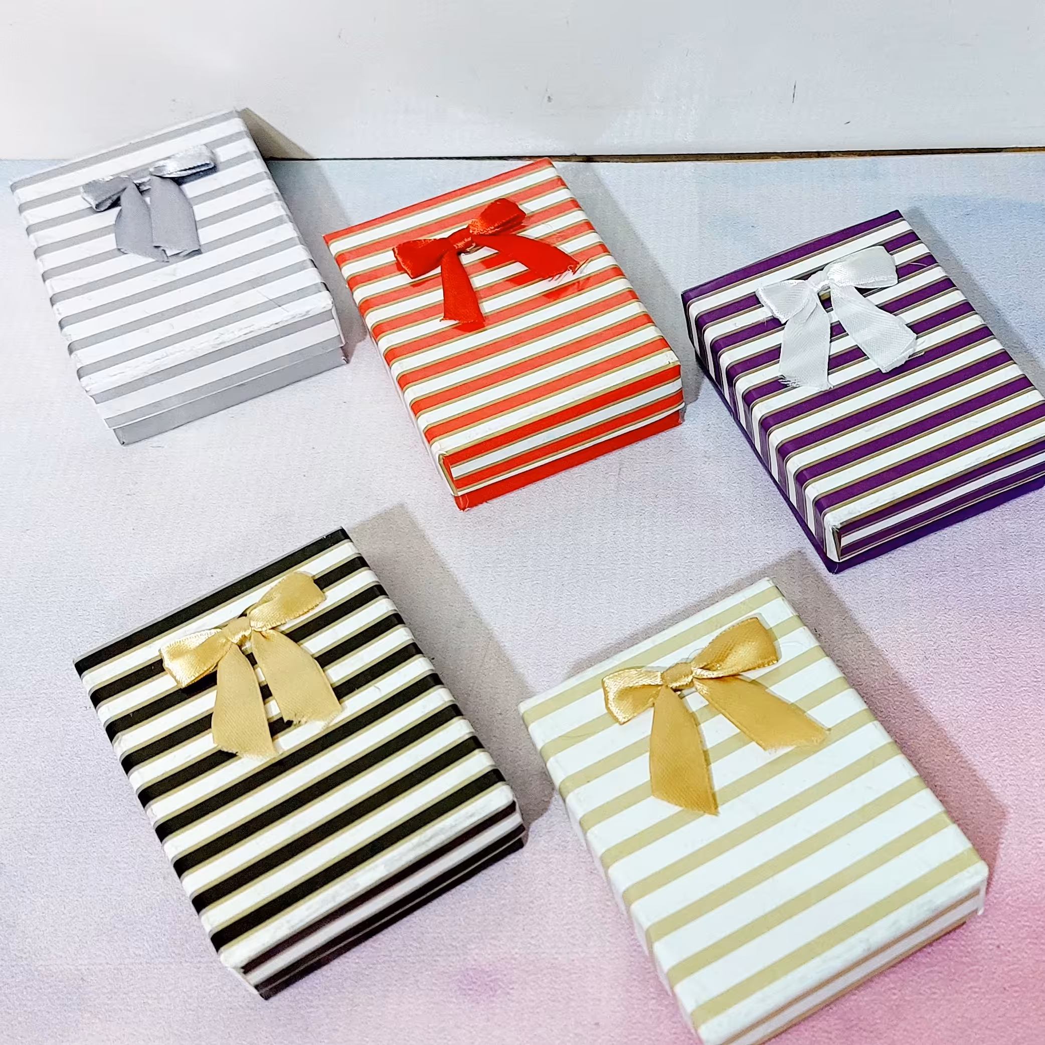 جعبه مقوایی 6 عددی مدالی یا سکه ای هاردباکس طرح راه راه پاپیونی کهن 