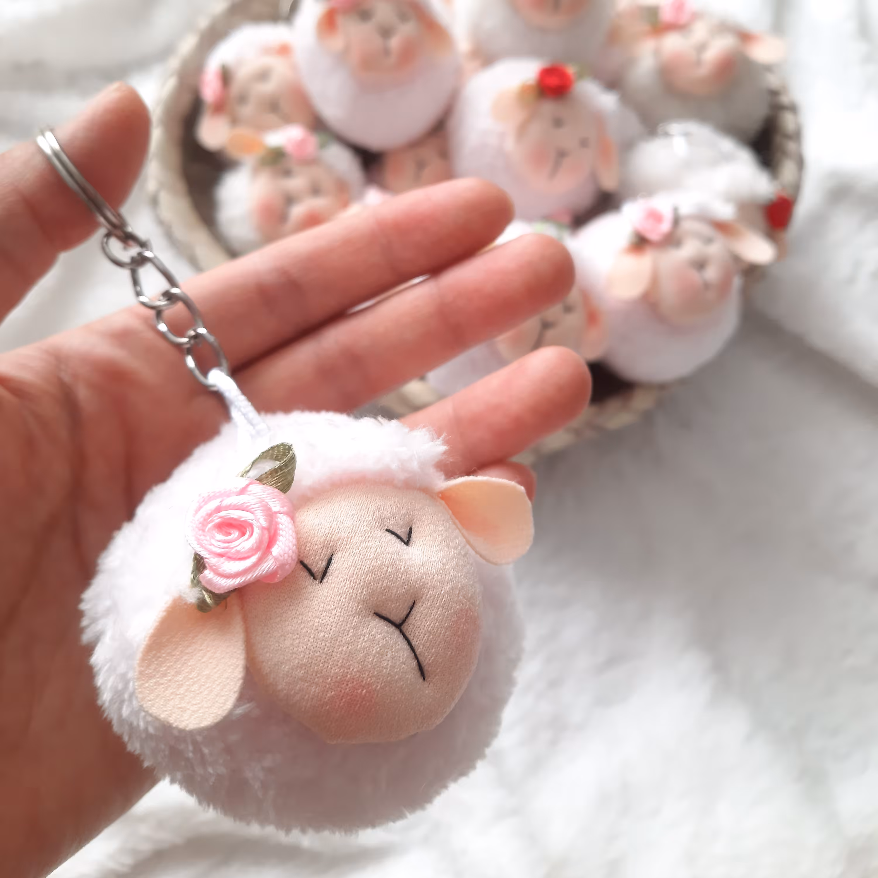 پک 100 عددی   فروش  عمده جاکلیدی های گوسفند  آویز ماشین آویز کیف  هدیه خاص . رابیت فلت