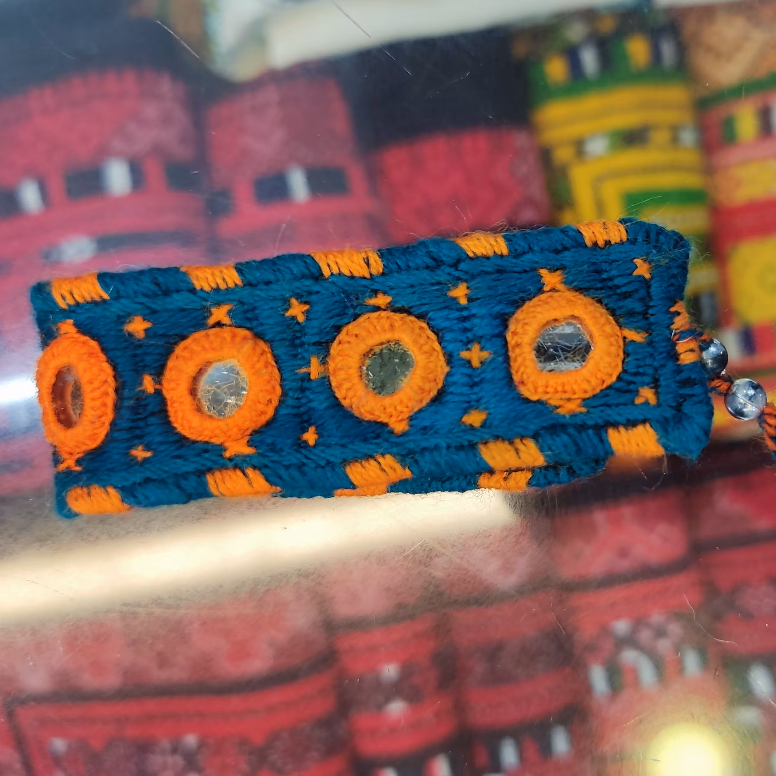 دستبند طرح سوزن دوزی