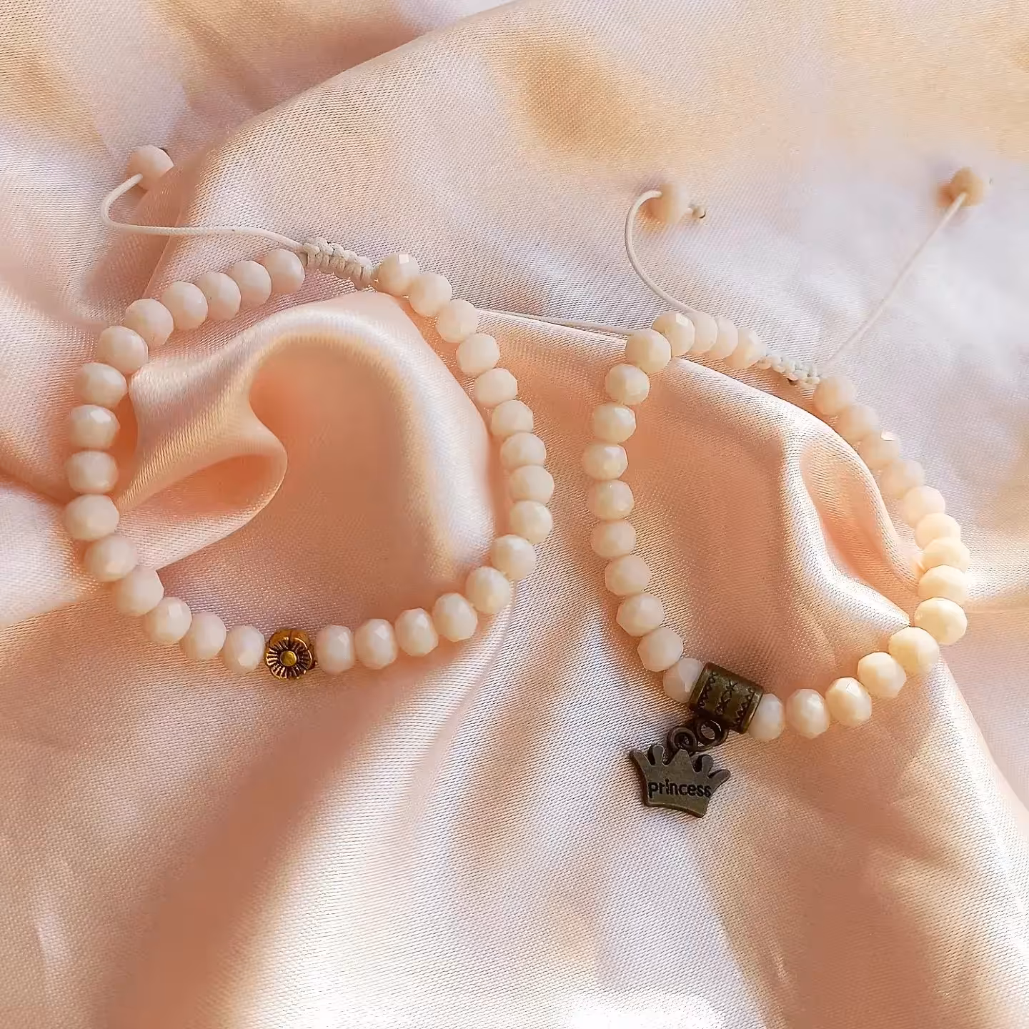 دستبند با مهره های الماسی کالباسی نود و نشانه های سفارشی دست ساز ریووا