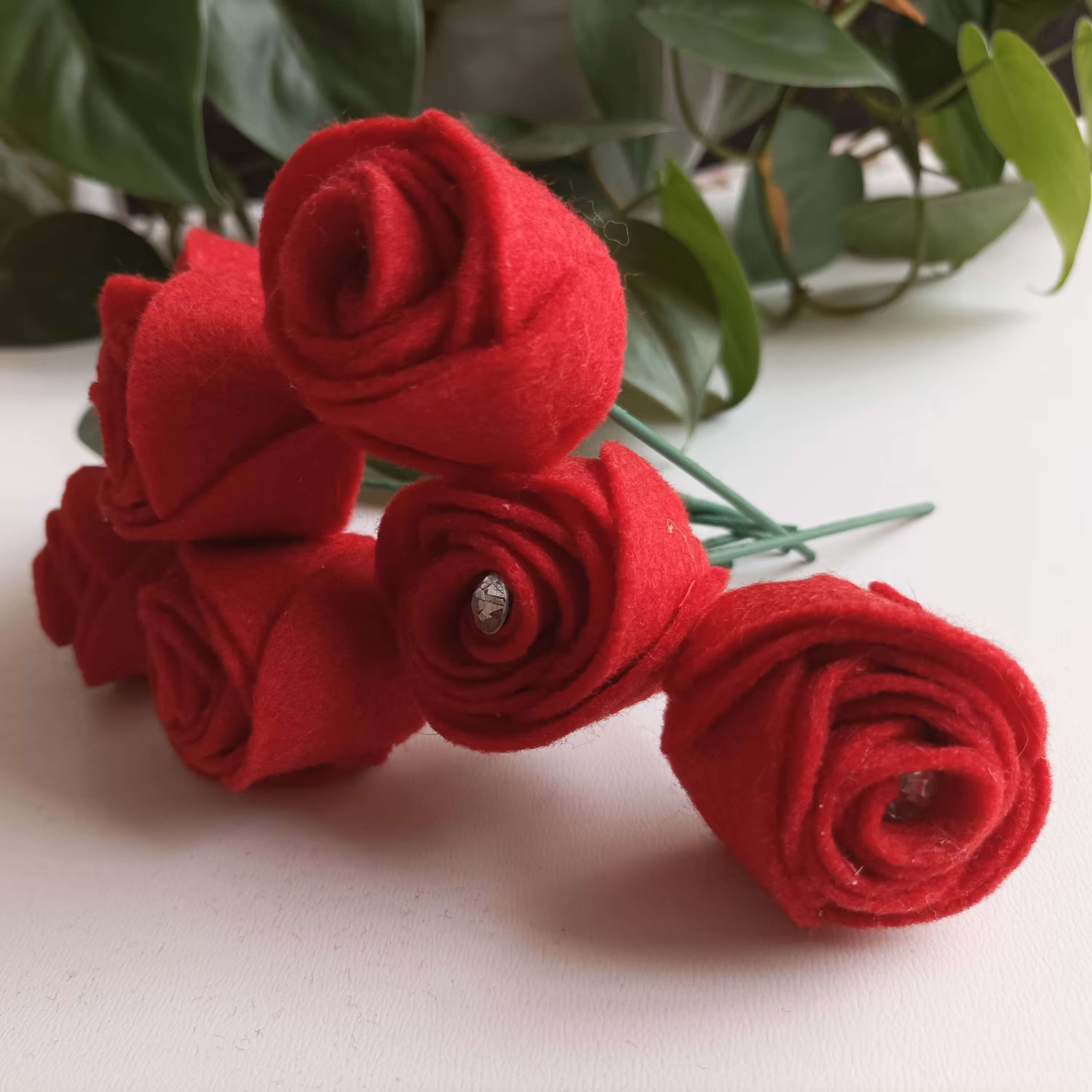 گل رز نمدی نگین دار  سرخ رنگ 