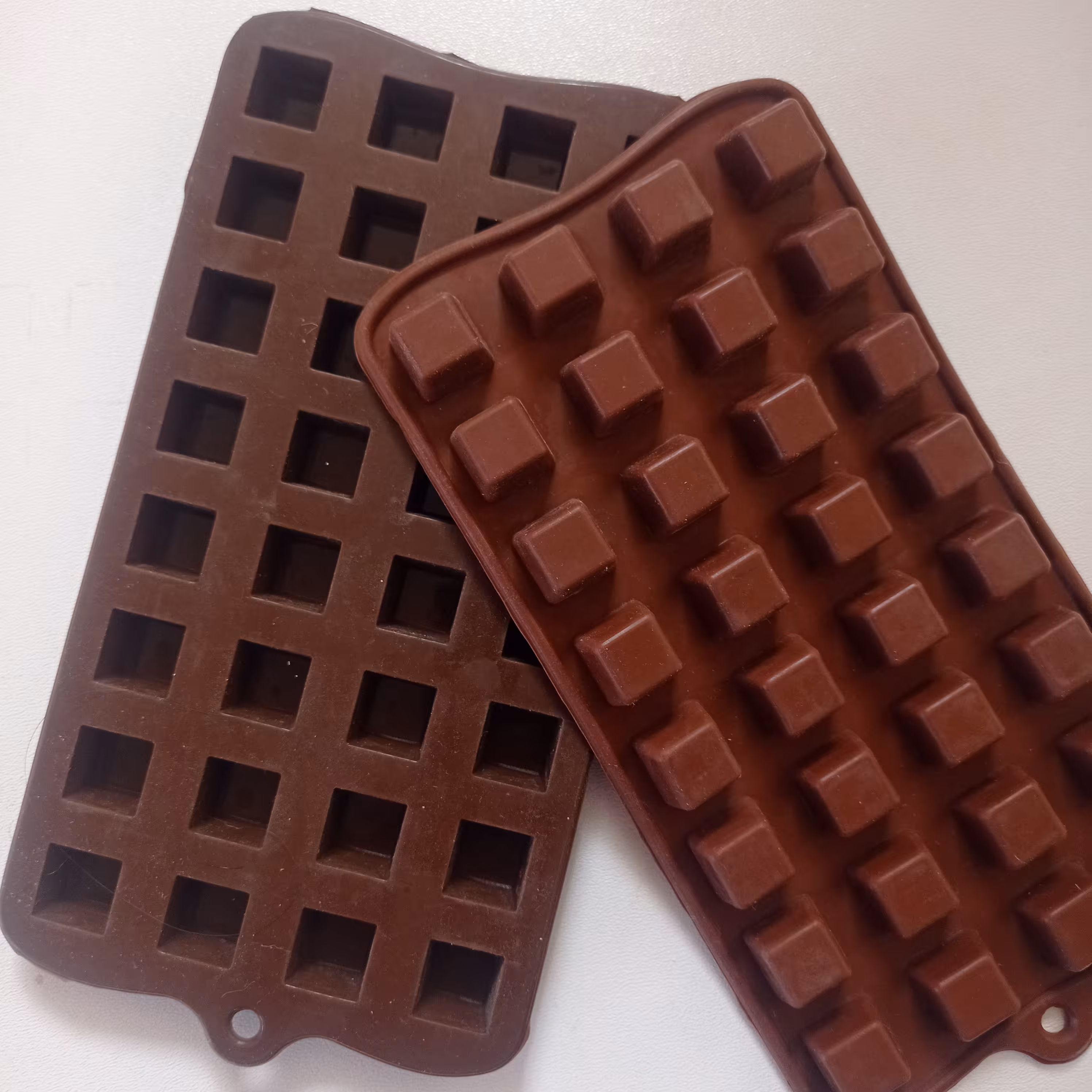 قالب شکلات سلیکونی ژله ای  قهوه ای رنگ ابعاد بیست در یازده سانت بسیار زیبا و با دوام بالا
