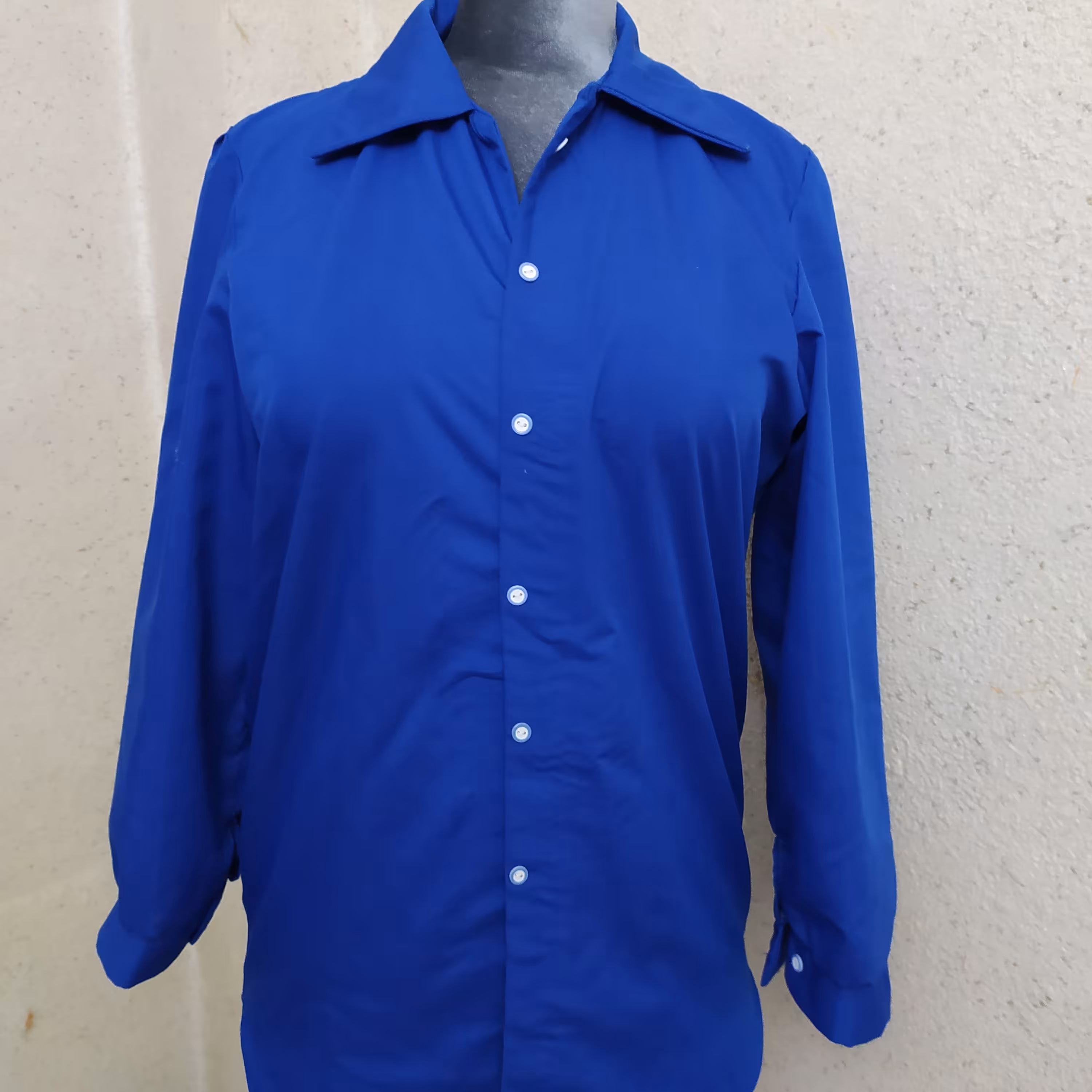 شومیز مانتویی یقه شکاری دکمه خور آستین مچی دکمه دار فری سایز جنس تترون