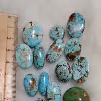 پک 17 عددی فیروزه شجر نیشابور  سایز 14 تا 27 میلیمتر ، طبیعی و اعلا ، رگه طلایی ، رگه سیاه ، رگه سرخ عنکبوتی  ، ماتریکس