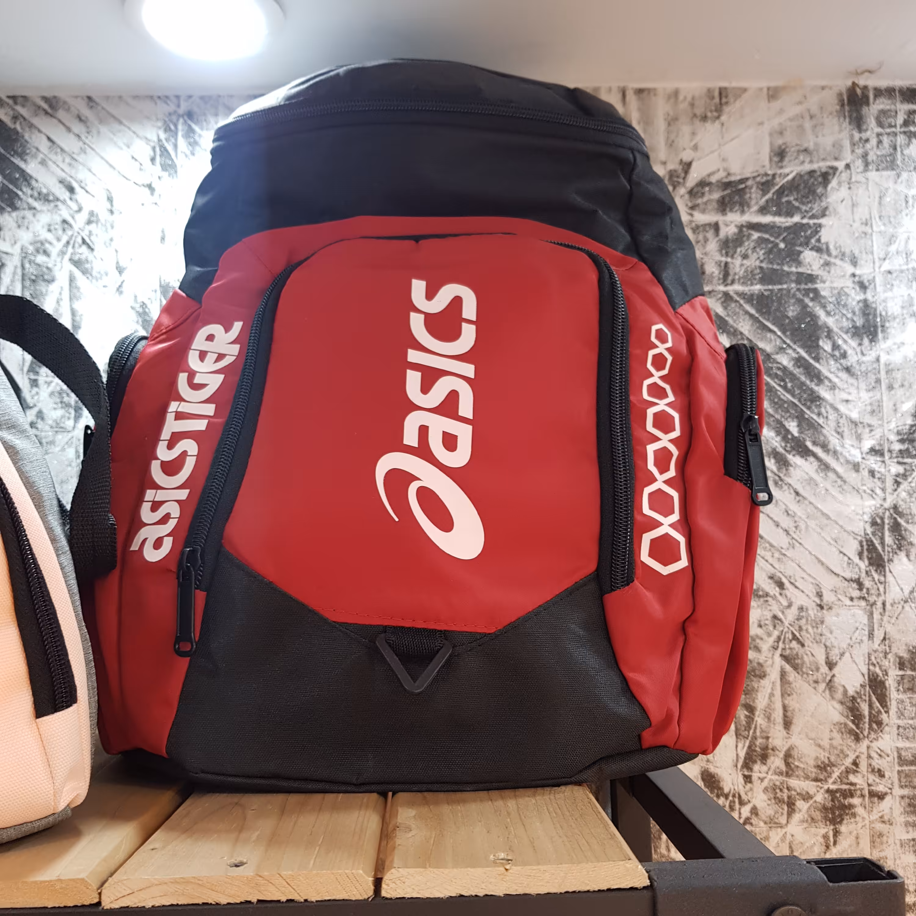 کوله ورزشی آسیکس،مناسب باشگاه و مسافرت،رنگ آبی و قرمز،جیب بغل،جاکفشی دار