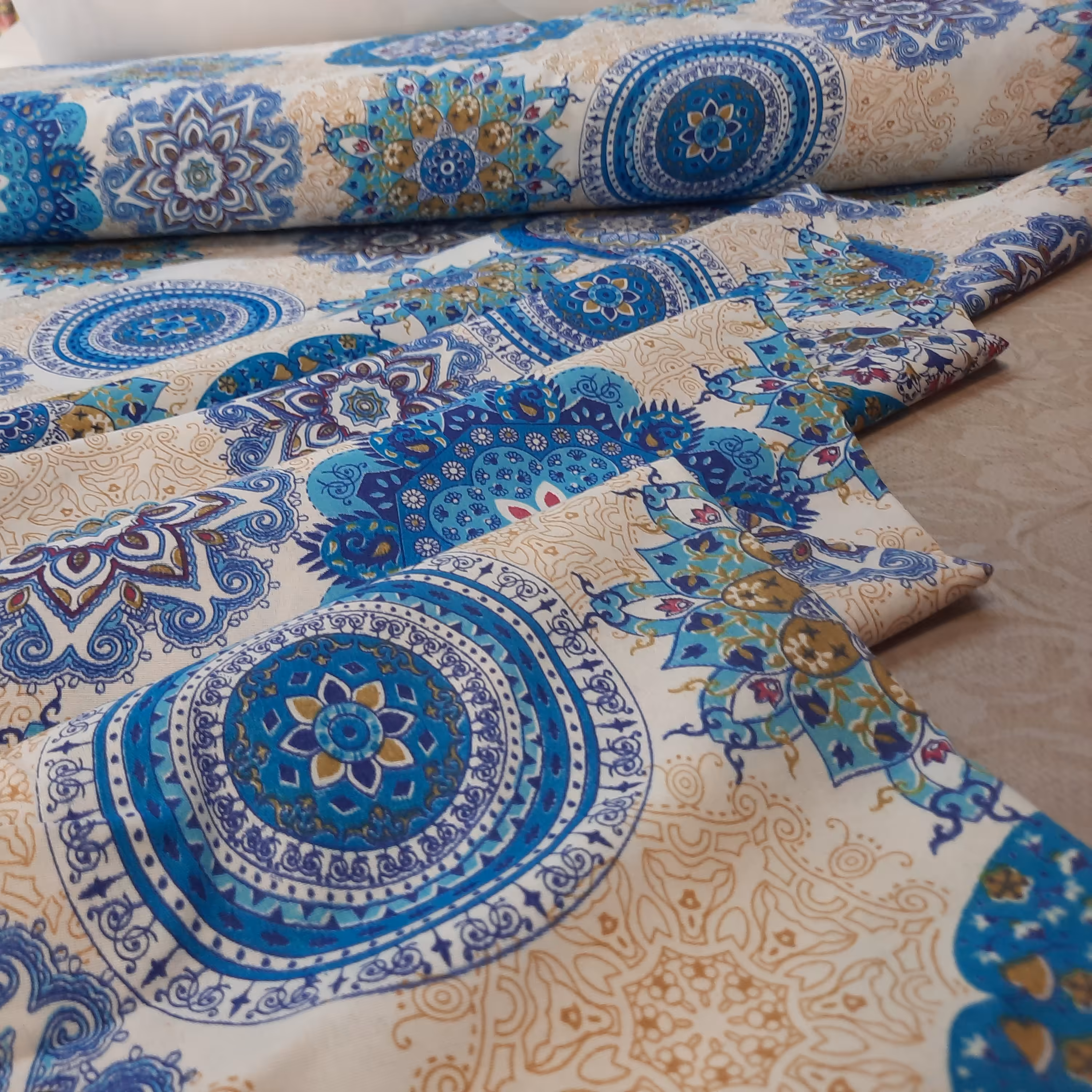 یک متر پارچه ملحفه ای مدل گل فیروزه ای عرض دو متر 