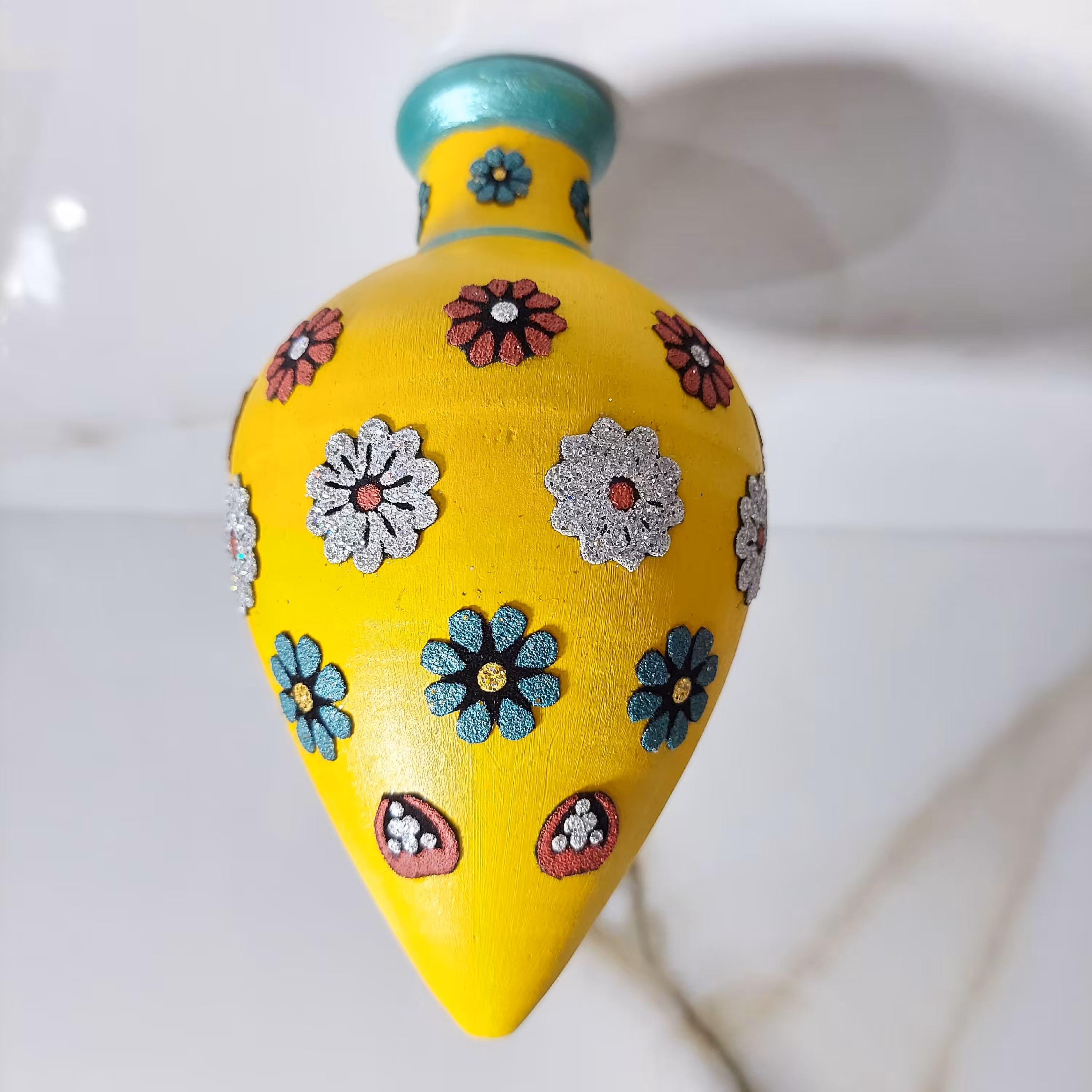 گلدان پرشنگ گلدان آویز رنگ زرد یک طرف پرشنگ شده سفال