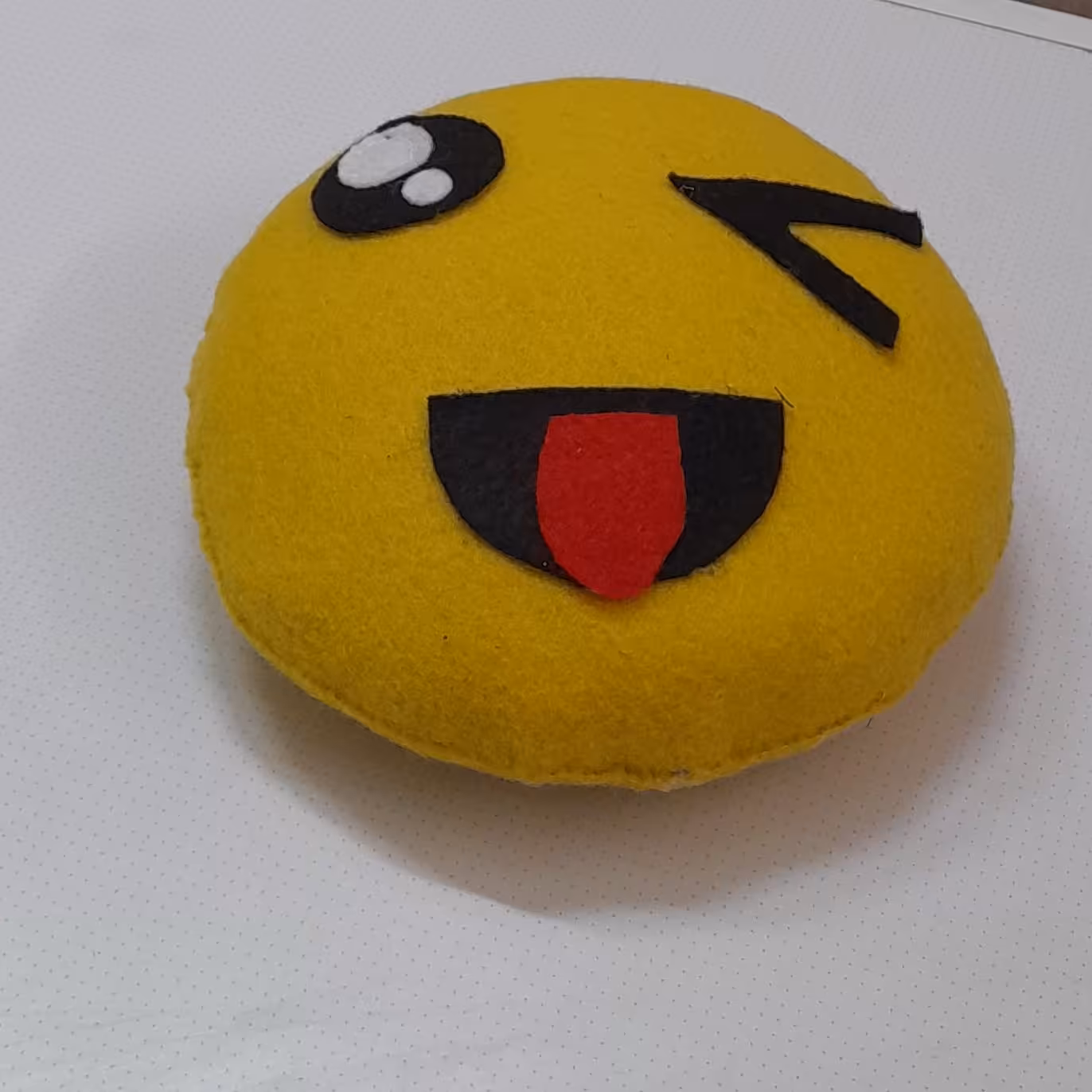 عروسک نمدی _ایموجی دوست داشتنی 