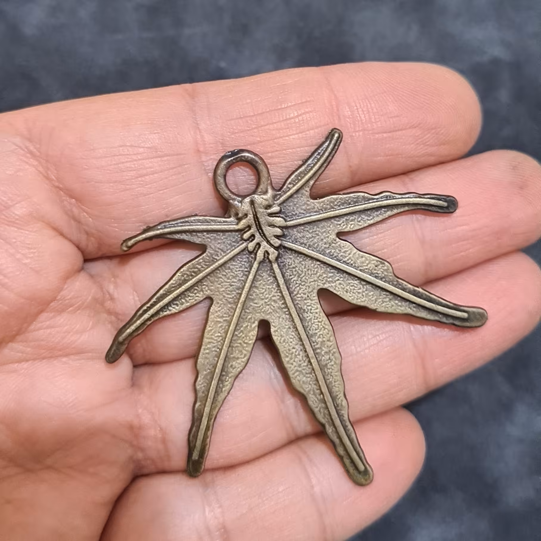 خرجکار کشکول مدال    (طرح برگ  ) برجسته حلقه دار  بزرگ  برنزی جنس محکم ومرغوب 