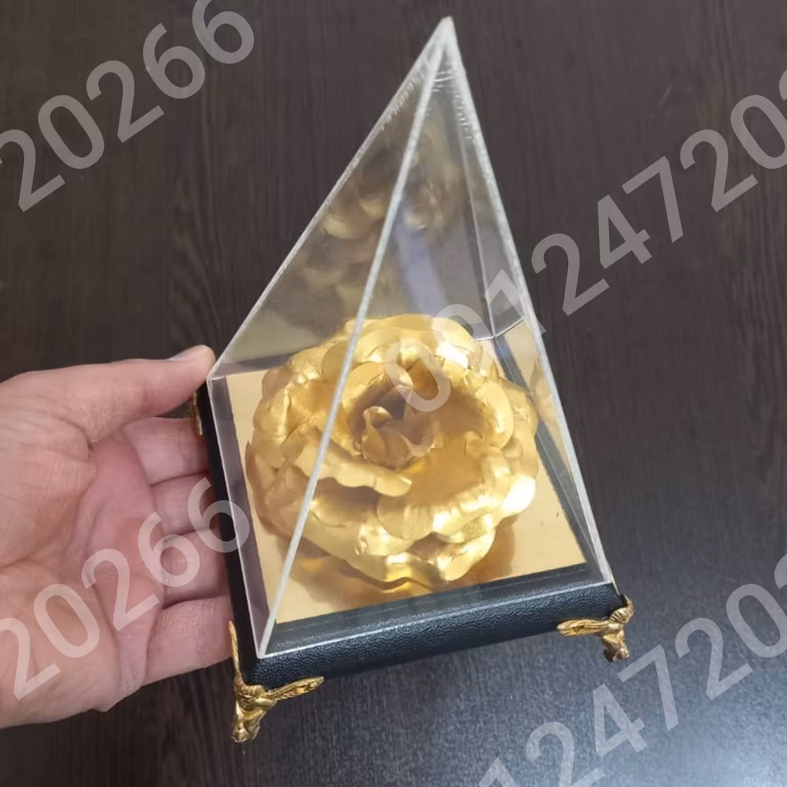 باکس گل رومیزس روکش طلا24 عیاری با باکس رومیزی هرمی به همراه شناسنامه 