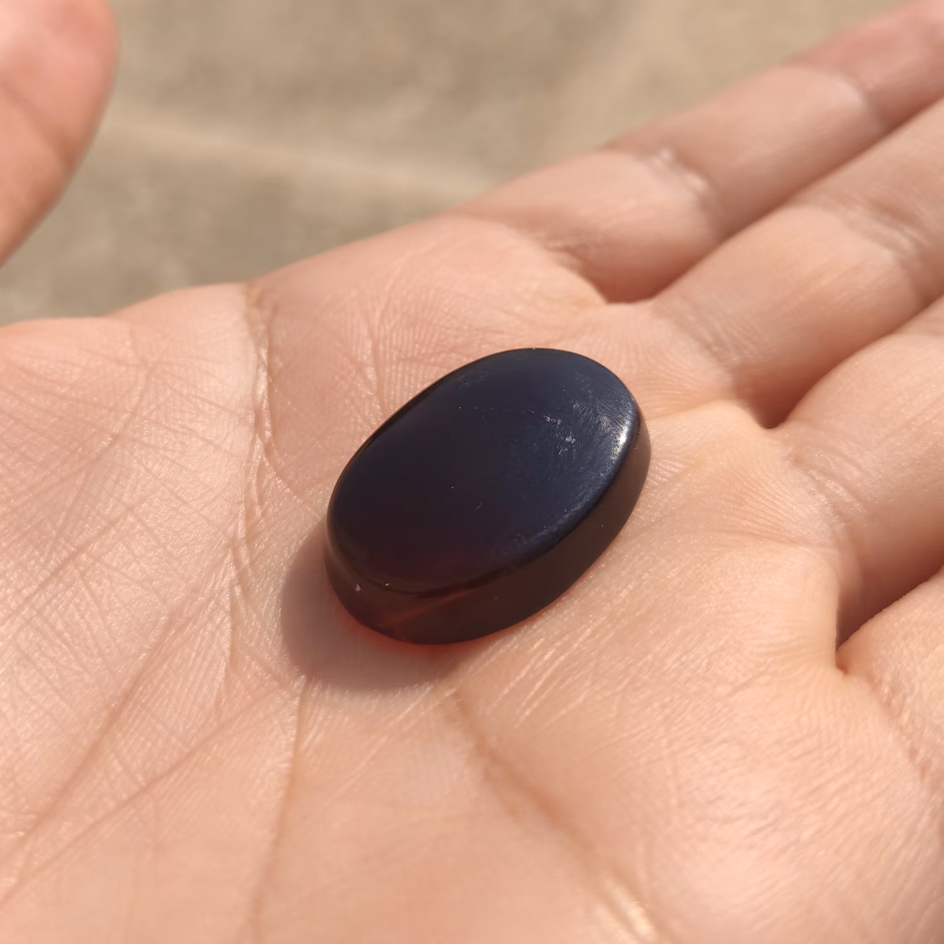 نگین عقیق شفت العبد اصل معدنی رنگ مشکی داخل سرخ سایز بزرگ وزن 6 گرم کد 2