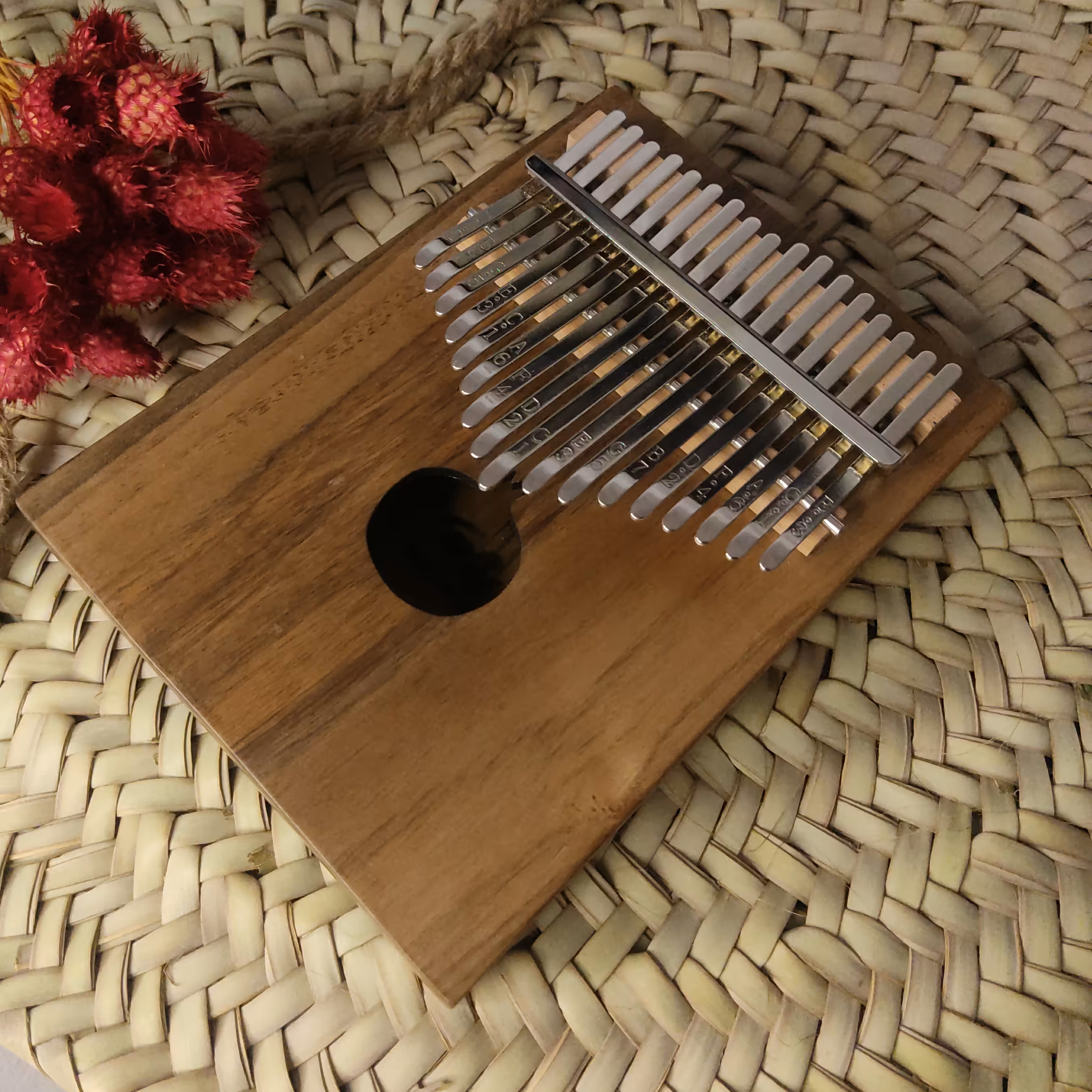 ساز کالیمبا مدل ذوزنقه حفره اناری ساخته شده با چوب گردو