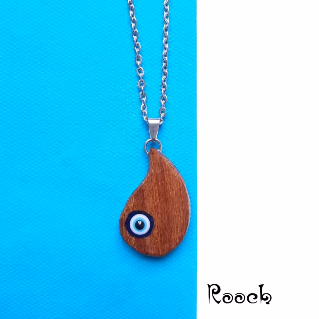 گردنبند رزینی چشم نظر با چوب های متنوع . قابل سفارش به صورت جاسوییچی و آویز آیینه ماشین 