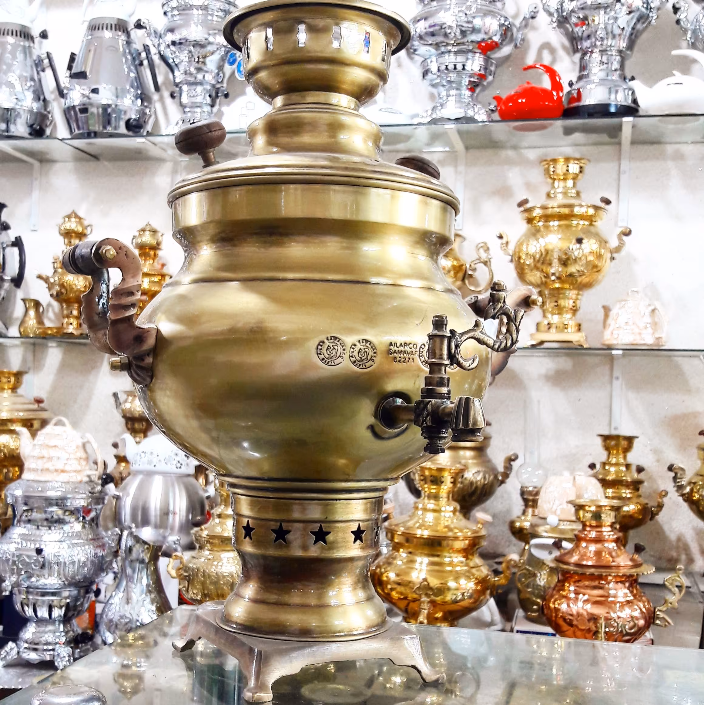 سماورذغالی6لیتربرنج خالص باهنر کرمان 
پایه و دسته ها برنجی هستند 
آنتیک شده با سیستم نانو 
سماور برای استفاده دائم دائم