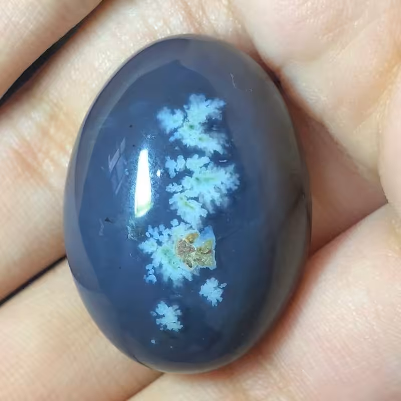 نگین شجر شکوفه زمینه کبود  با تراش بیضی شکل بسیار خوش رنگ با طرحی زیبا کد 150