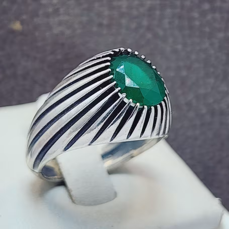 نگین زمرد برزیلی با رکاب نقره زیبای مردانه           