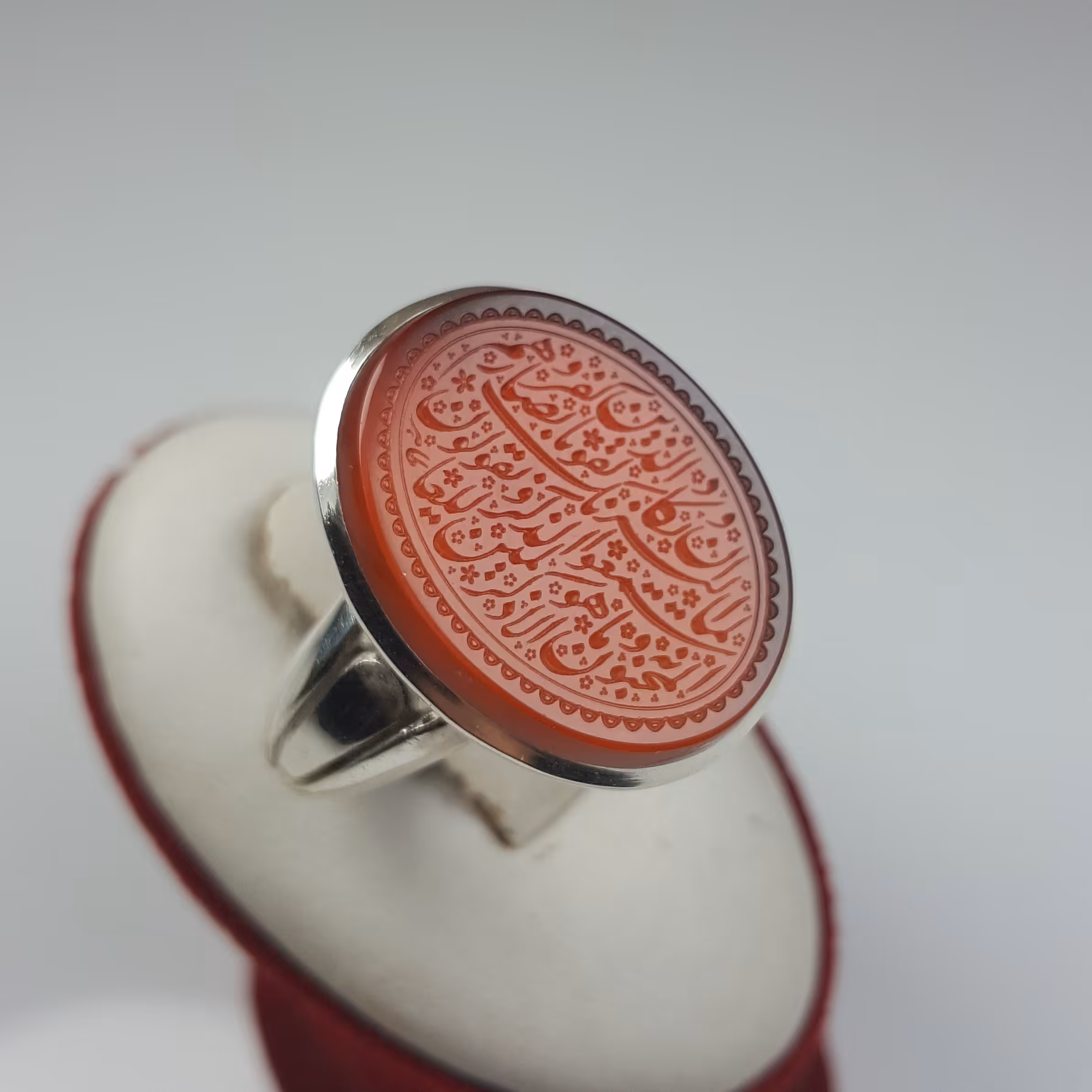 نگین عقیق خطی 
خط استاد طاهر 
حرز امام جواد علیه السلام تربت امام حسین علیه السلام 
رکاب دست ساز مدل صفوی 
ابعادنگین 22 