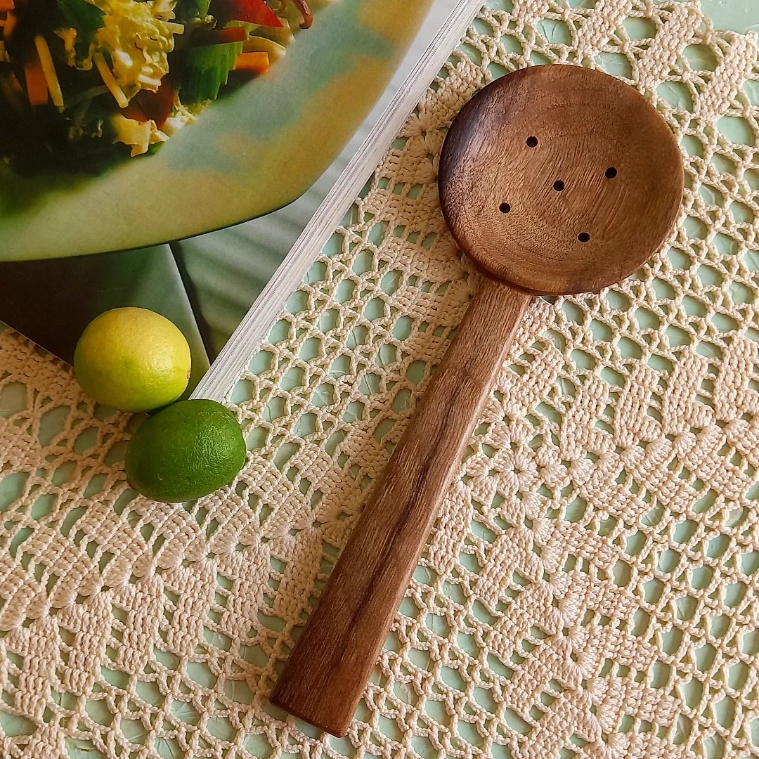 کفگیر چوبی دستساز بارلی مناسب جهیزیه عروس چوب گردو 25 سانتی کد bar0101