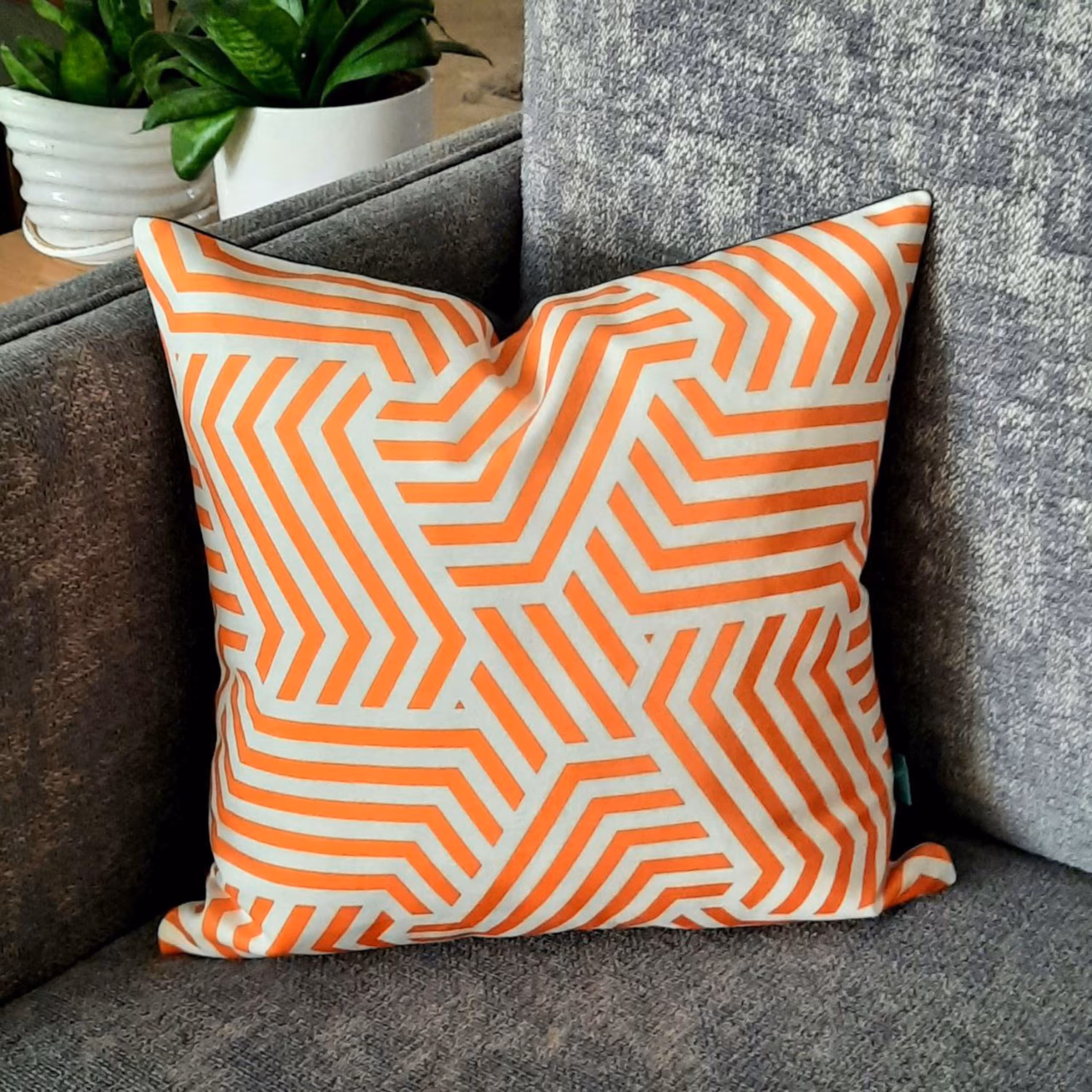 کاور کوسن مخمل 40x40 طرح  سایه نارنجی سفید آرت مان