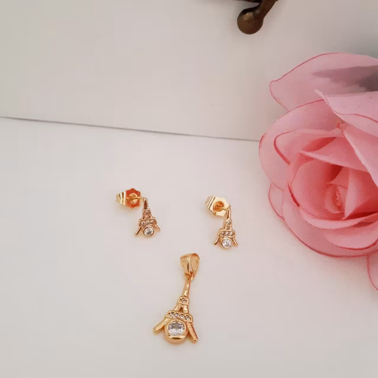 نیمست کد8291 طرح طلا. برج ایفل نگین اتمی.آبکاری طلا. رنگ ثابت. ضد حساسیت