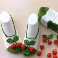 پاپوش گیلاسی در غرفه ی بافتنی پونه..بسیارشیک و دلبر..مناسب فصل سرماو هدیه