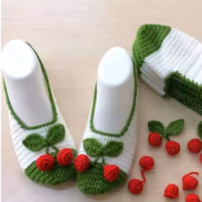 پاپوش گیلاسی در غرفه ی بافتنی پونه..بسیارشیک و دلبر..مناسب فصل سرماو هدیه