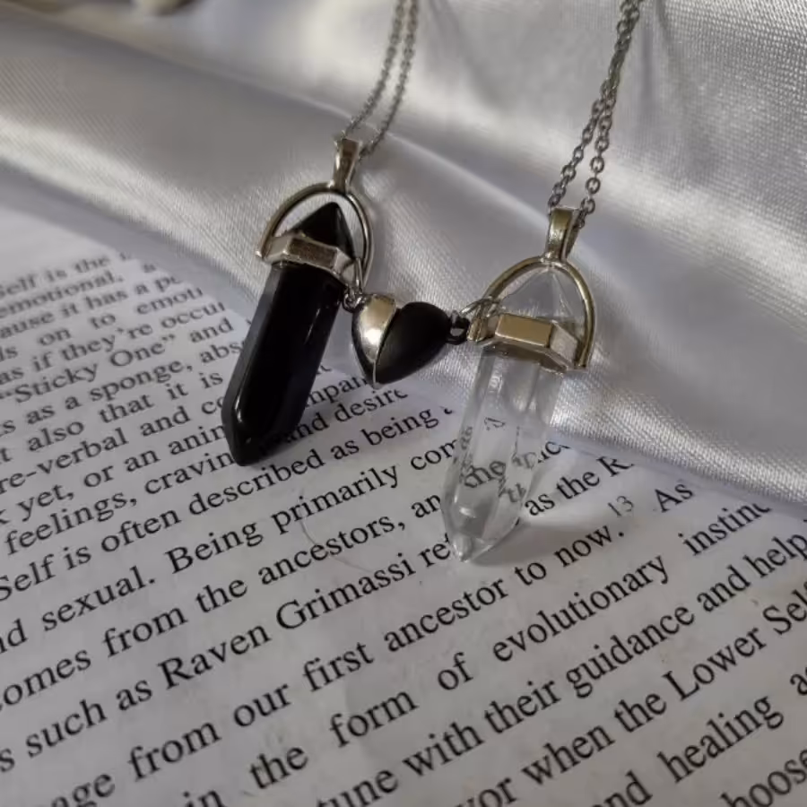 ست گردنبند منشور سفید مشکی همراه مگنت قلب 