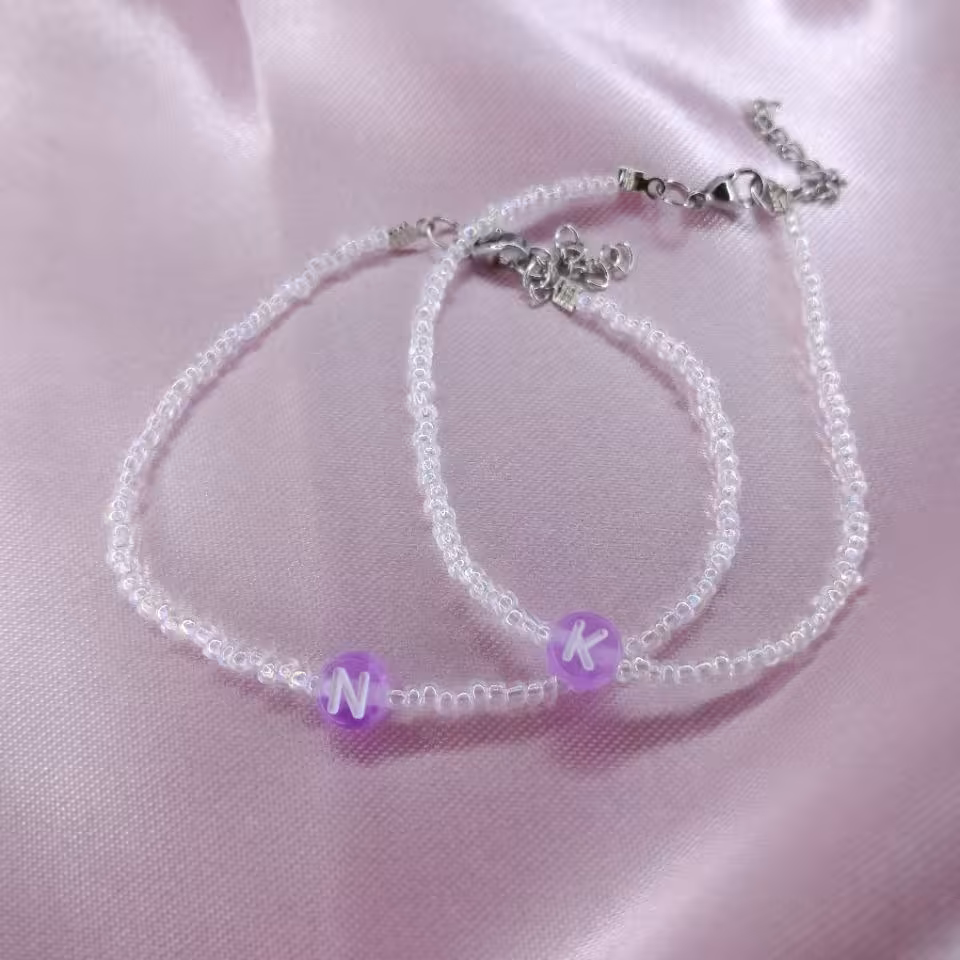 دستبند منجوقی هلوگرامی حروف شفاف بنفش دستساز