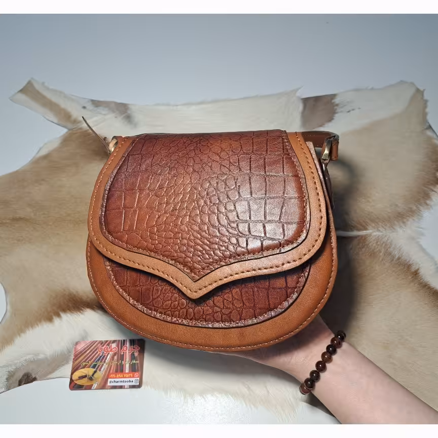 کیف دوشی زنانه چرم طبیعی گاوی دستدوزی شده ابعاد 23در 20 پهنا8