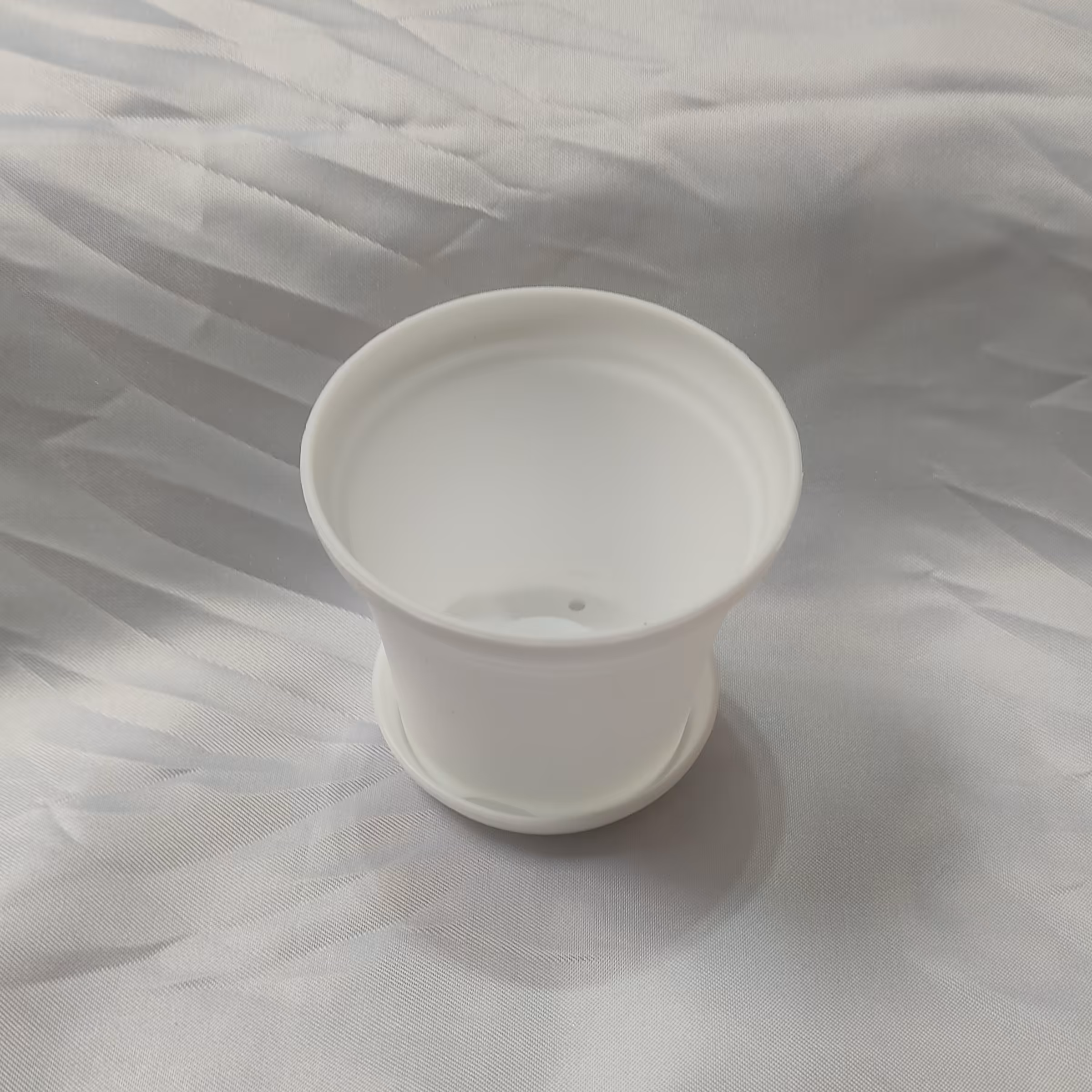 گلدان پلاستیکی سفید سایز 8 به همراه زیرگلدانی