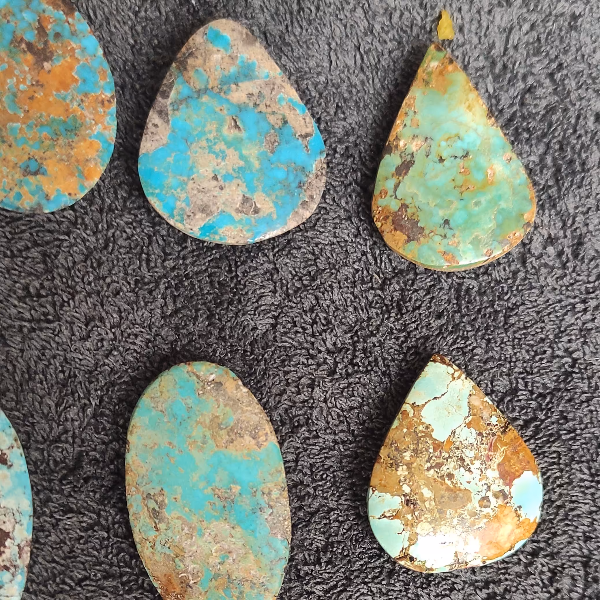 سنگ فیروزه نیشابوری اصل معدنی فوق العاده باکیفیت در طرح و رنگ سبز و آبی به ابعاد متفاوت 