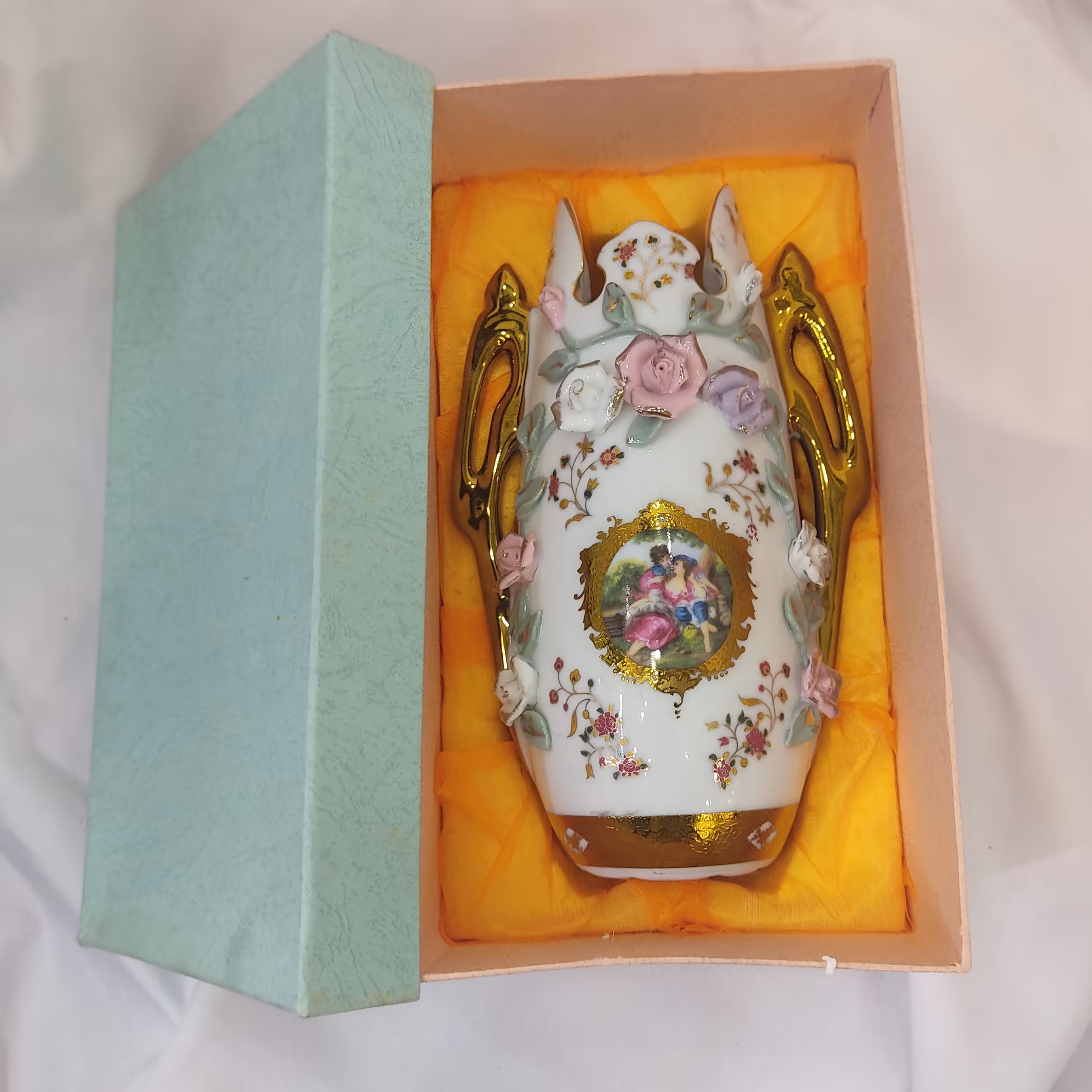 گلدان گل برجسته طرح لیلی و مجنون ، قالب طرح ماهی ( نیزه ای ) با جعبه کادویی ، ارتفاع بیست سانتیمتر 