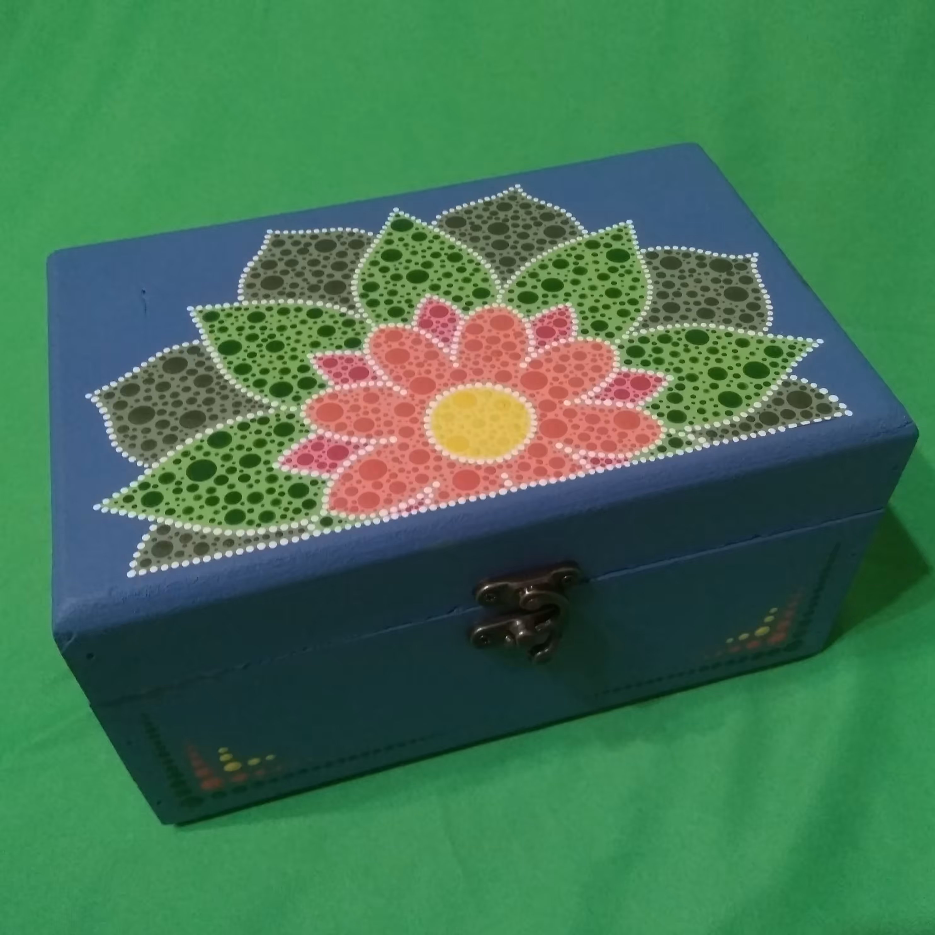 جعبه چوبی نقطه کوبی