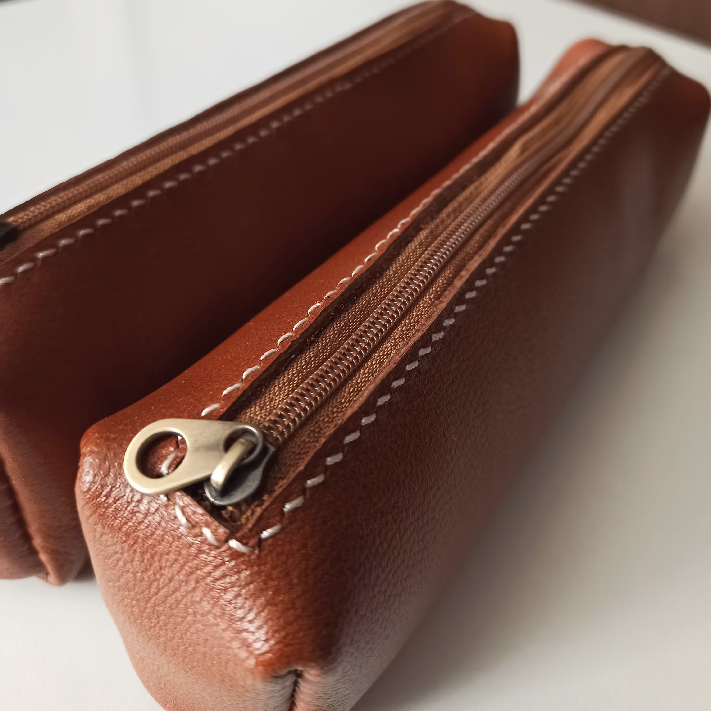 جامدادی دست دوز با چرم طبیعی محصول محشرچرم 