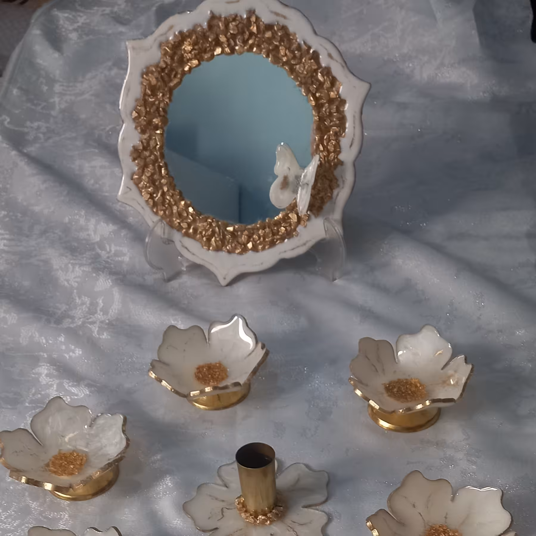 ست هفت سین رزین طرح پنج گل عروس 6 تا پیاله و ی شمعدان و ی آیینه ست سفید طلایی با تخفیف ویژه 570ت 😍