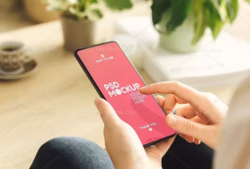 موکاپ موبایل در دست PSD | گرافیک با طعم تربچه